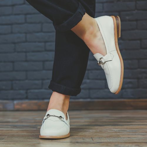 Mocassins, mocassins artisanaux, mocassins tunisiens, mocassins cuir, babouches, artisanat tunisien, chaussures artisanales, fait main, cuir véritable, motifs berbères, livraison Tunisie.