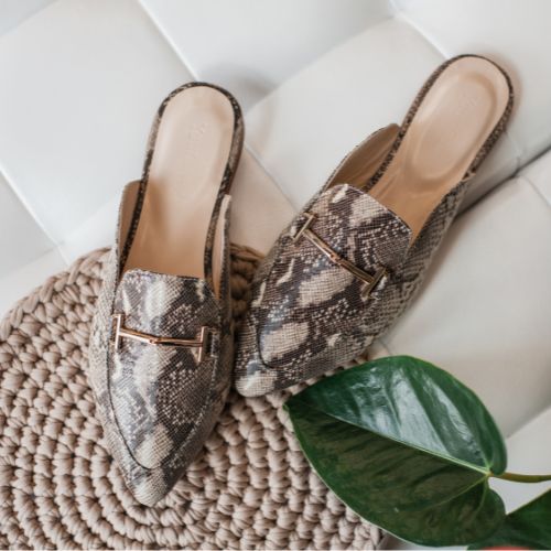 Mules, sandales, chaussures femme, cuir véritable, artisanat tunisien, broderie, motifs, été, confort, élégance,