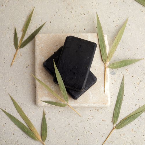 savons naturels, nettoyants naturels, soins de la peau, produits naturels, pains d'argile, gel douche, karité, curcuma, charbon actif, peau sensible, peau grasse, anti-acné, produits tunisiens.