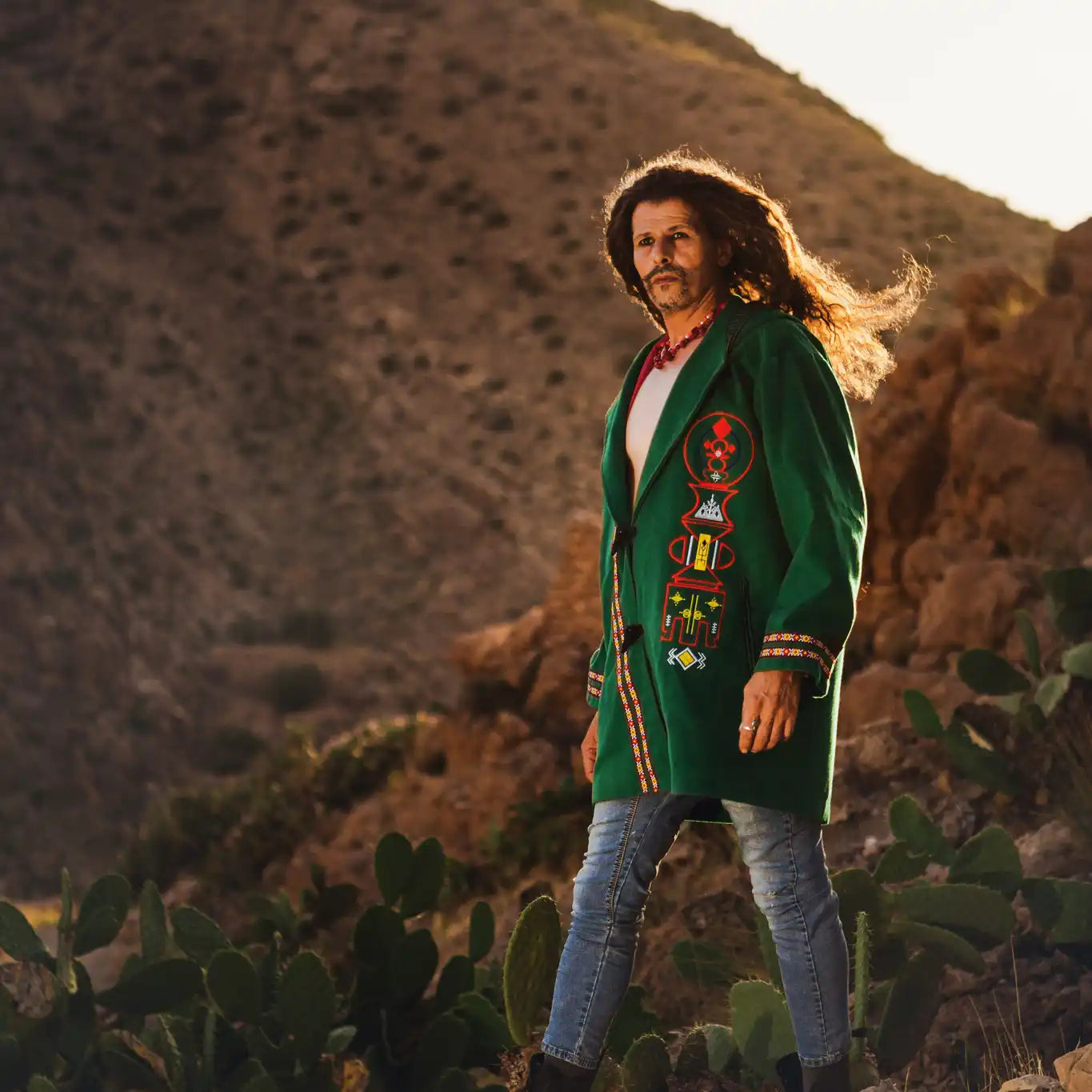 Manteaux homme, vestes homme, laine, coton, fait main, artisanal, berbère, Tunisie, traditionnel, moderne, chaud, élégant, hiver, automne, capuche, broderie.