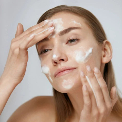 soin du visage, cosmétiques naturels, peau hydratée, peau éclatante, masque d'argile, hydrolat, crème de jour, crème de nuit, baume à lèvres, disques démaquillants réutilisables, produits de beauté tunisiens.