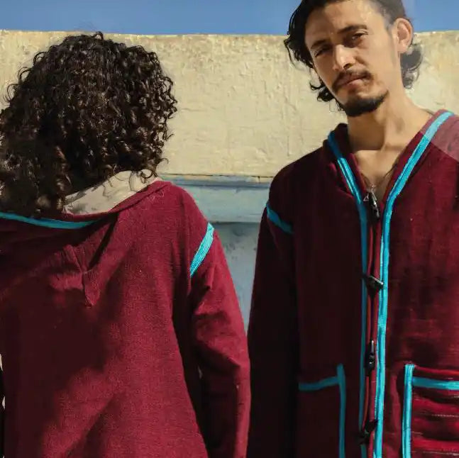 vêtements unisexes, mode unisexe, vêtements berbères, burnous, sweat, vêtements artisanaux, mode tunisienne, vêtements durables, vêtements éthiques, coton biologique, laine, soie, artisanat tunisien.