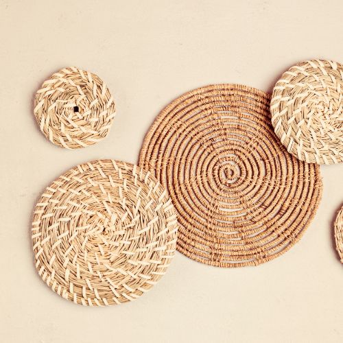 Paniers muraux, décorations murales, macramé, fibres naturelles, artisanat tunisien, décoration bohème, étagère murale, suspension murale, décoration maison.