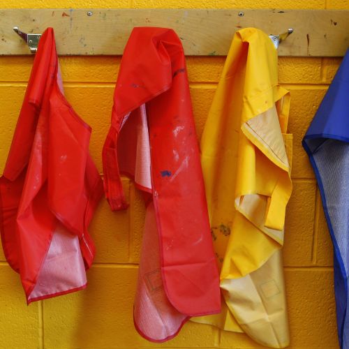 tablier scolaire, rentrée scolaire, école primaire, collège, lycée, fille, garçon, uniforme scolaire, Tunisie, qualité, confort, résistant, facile d'entretien, pratique