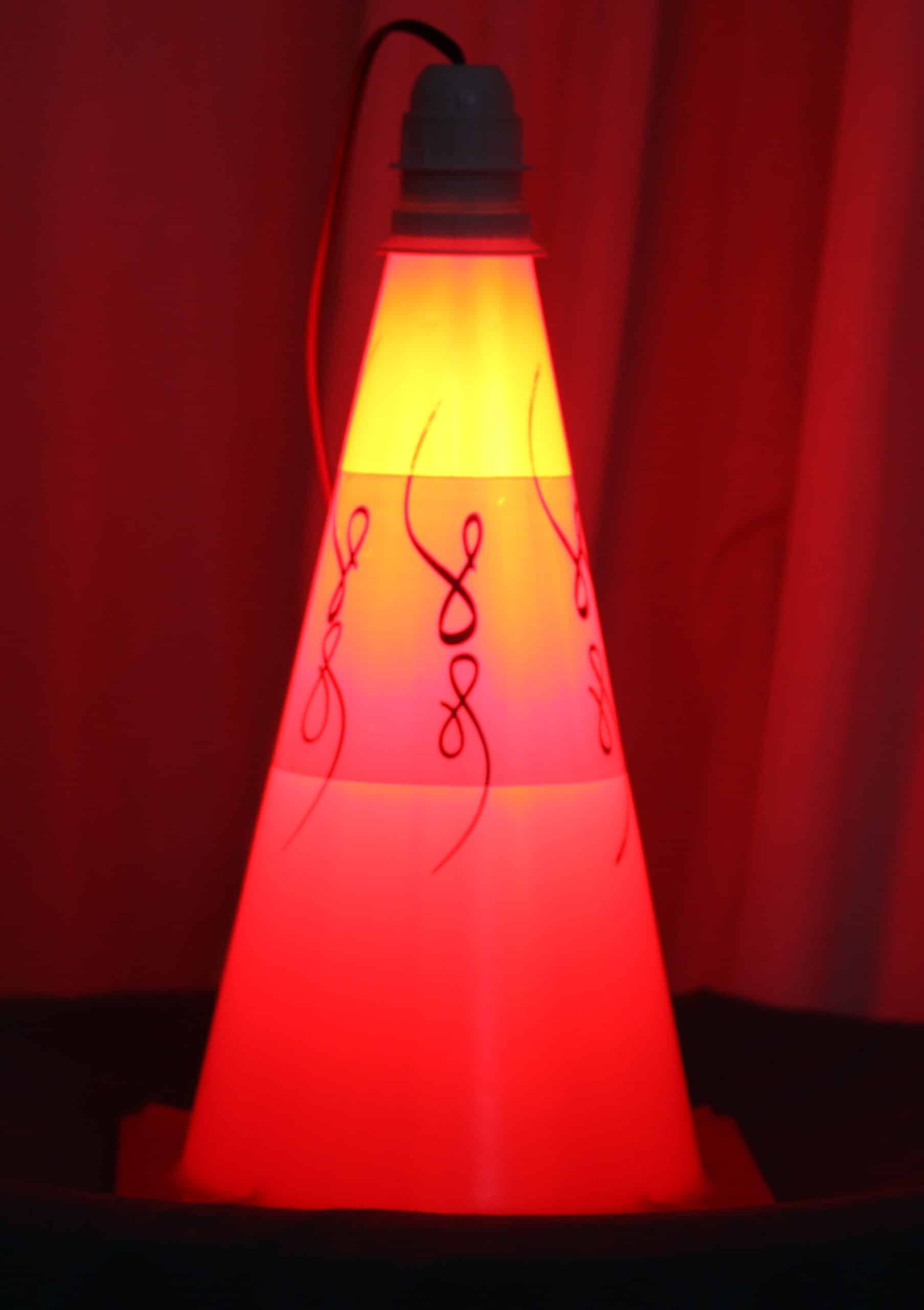Lampe décorative cône de route : une touche originale et chic