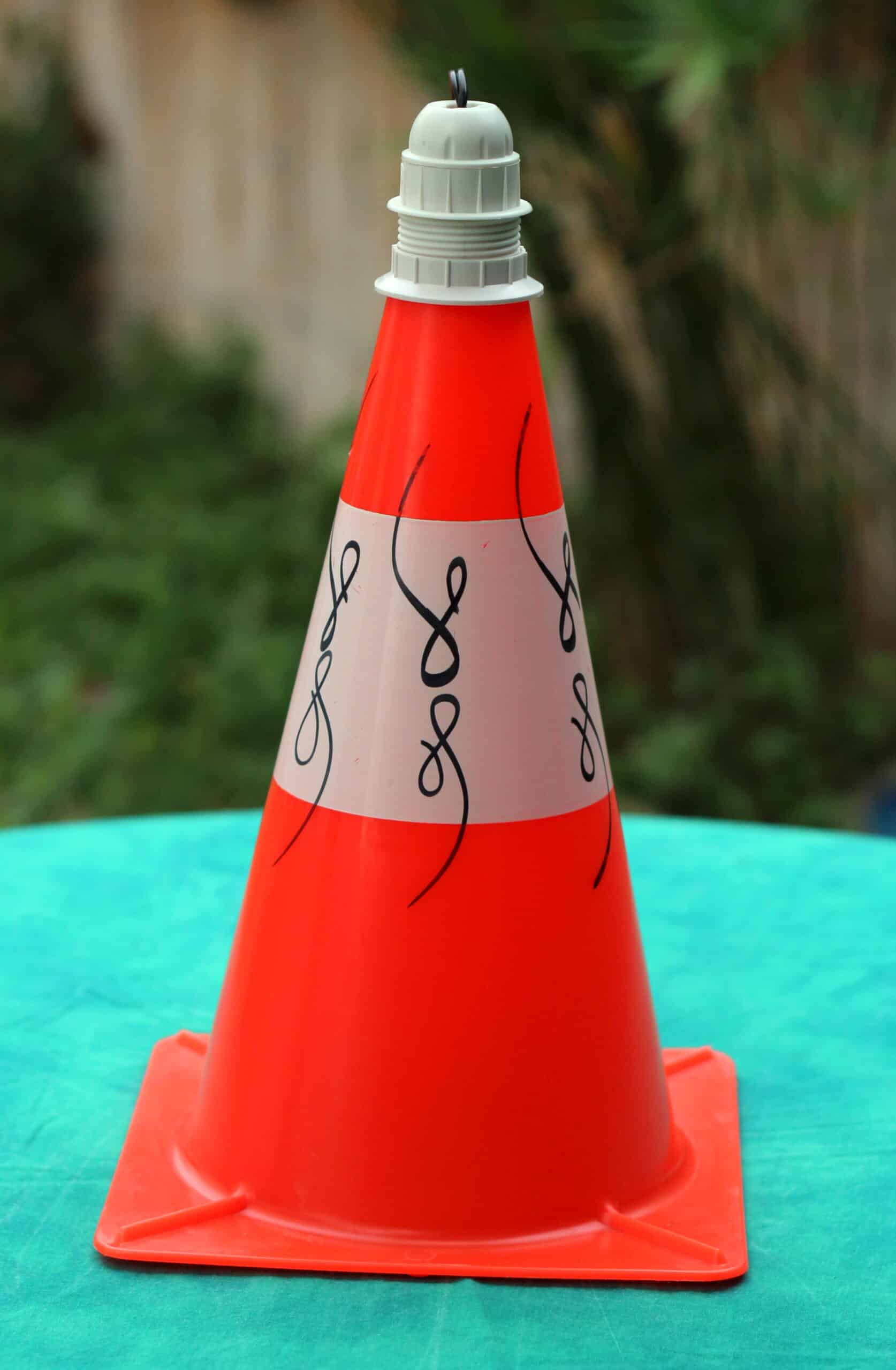 Lampe décorative cône de route : une touche originale et chic