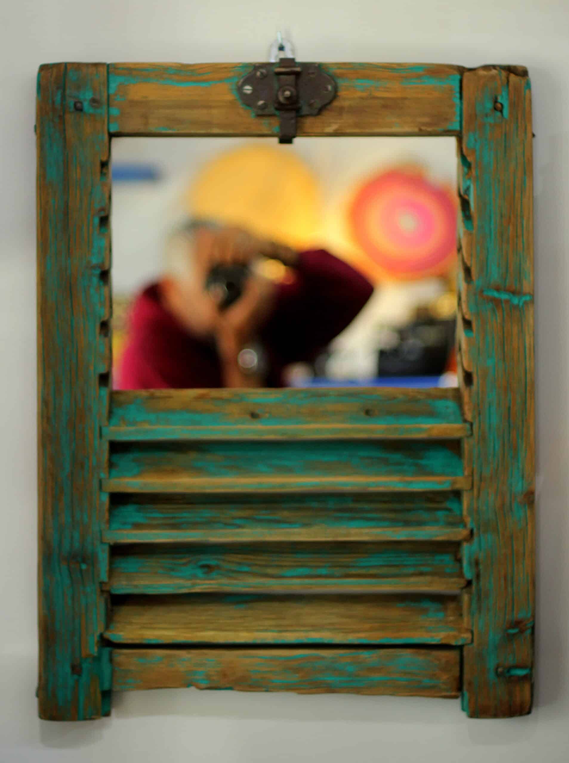 Miroir vintage upcyclé en persienne, charme unique pour votre déco