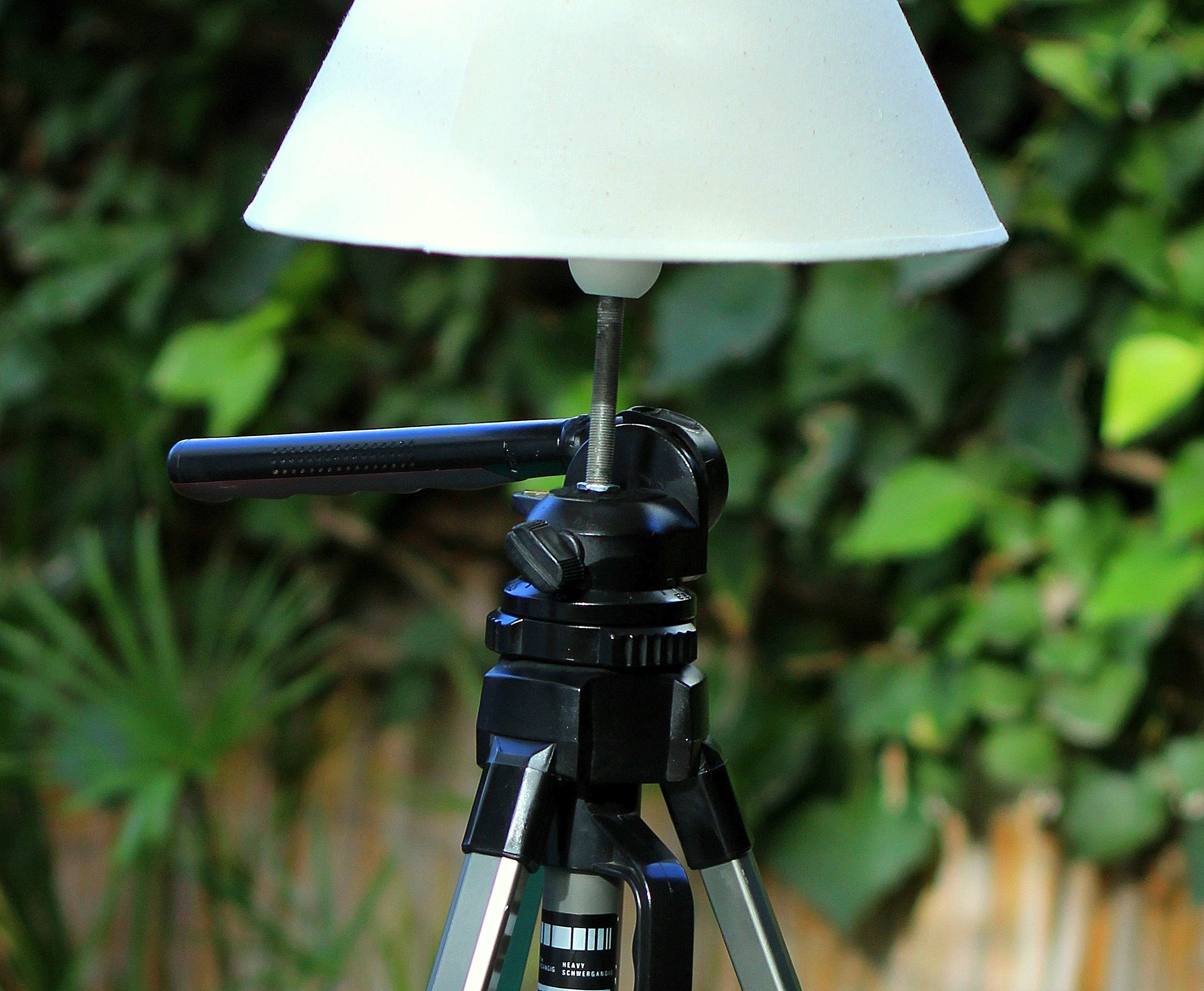 Luminaire trépied unique en upcycling pour un salon élégant