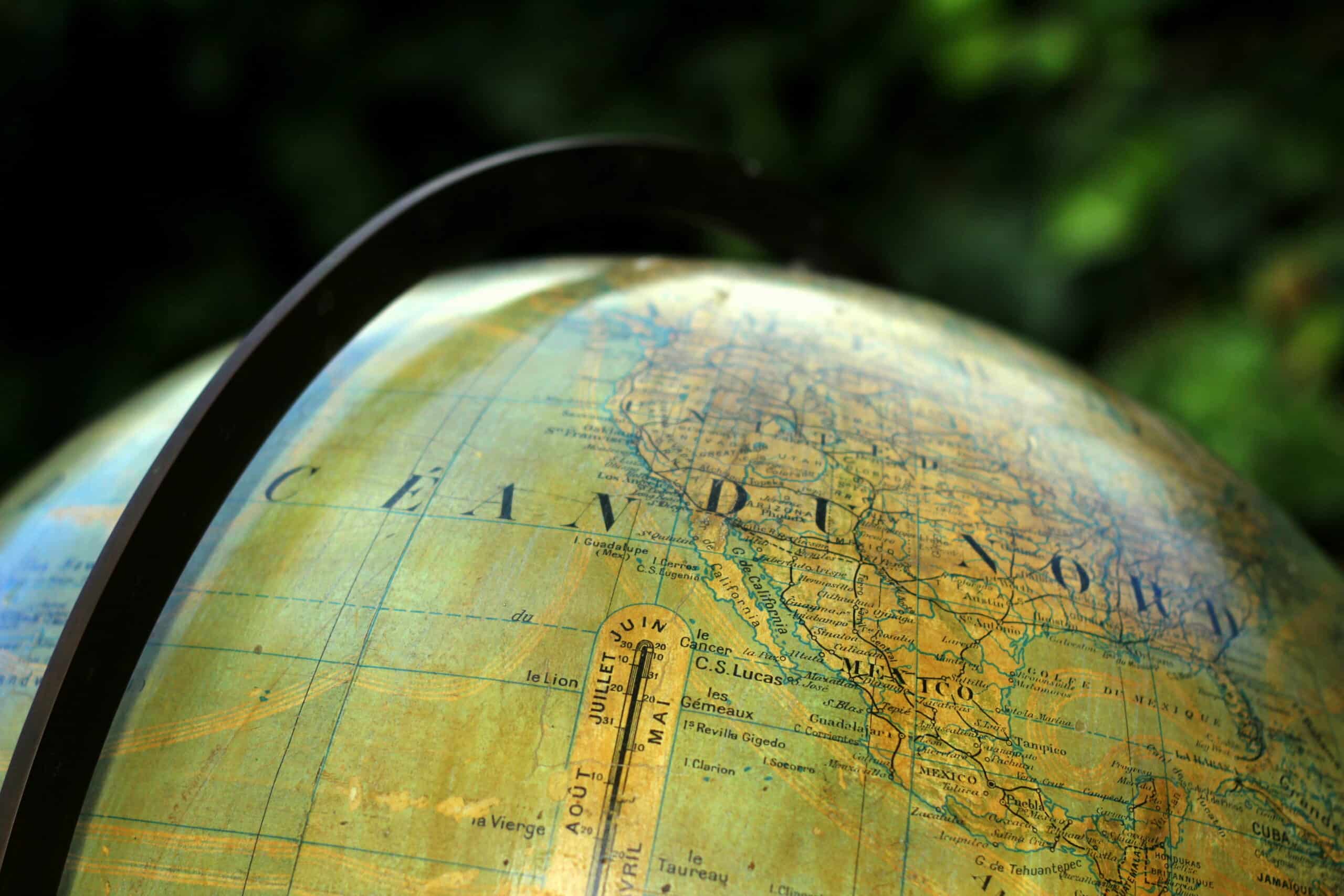Globe vintage unique du début 20e siècle, allure historique séduisante