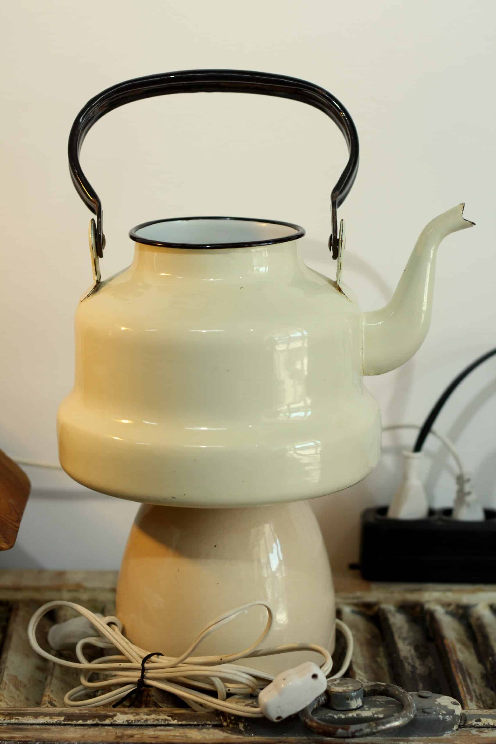Luminaire théière vintage : une lampe unique et élégante