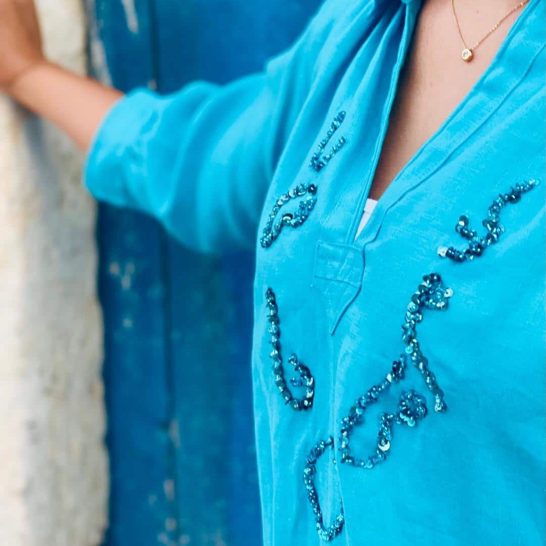 Blouza djerbienne en lin bleu turquoise brodée à la main