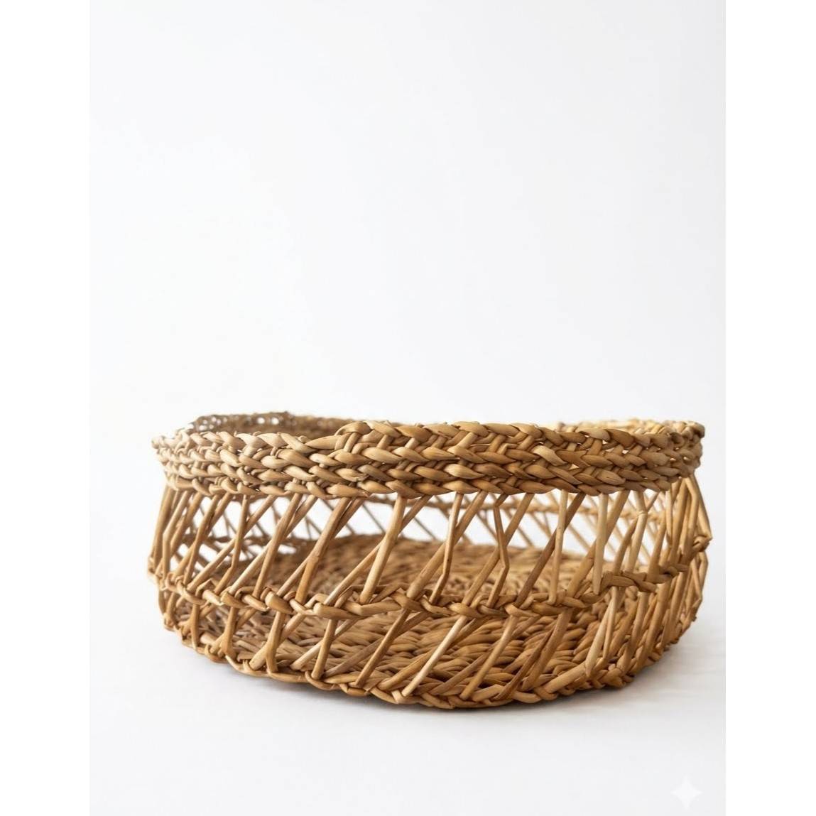 Corbeille tressée artisanale naturelle pour un rangement élégant