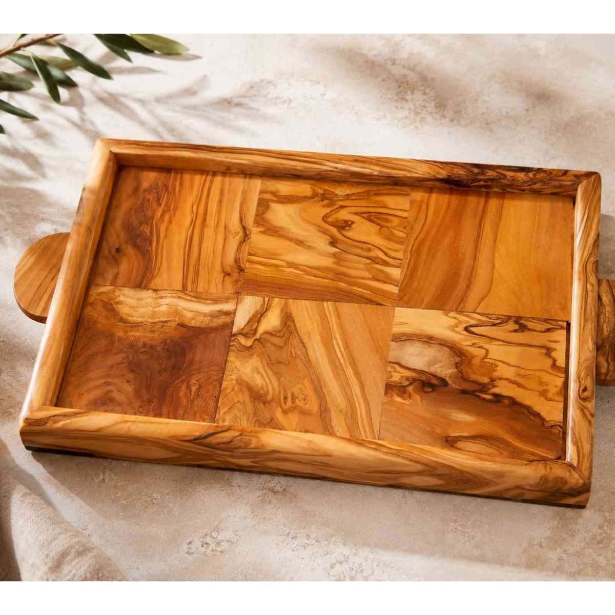 plateau bois élégant en olivier naturel pour une table raffinée