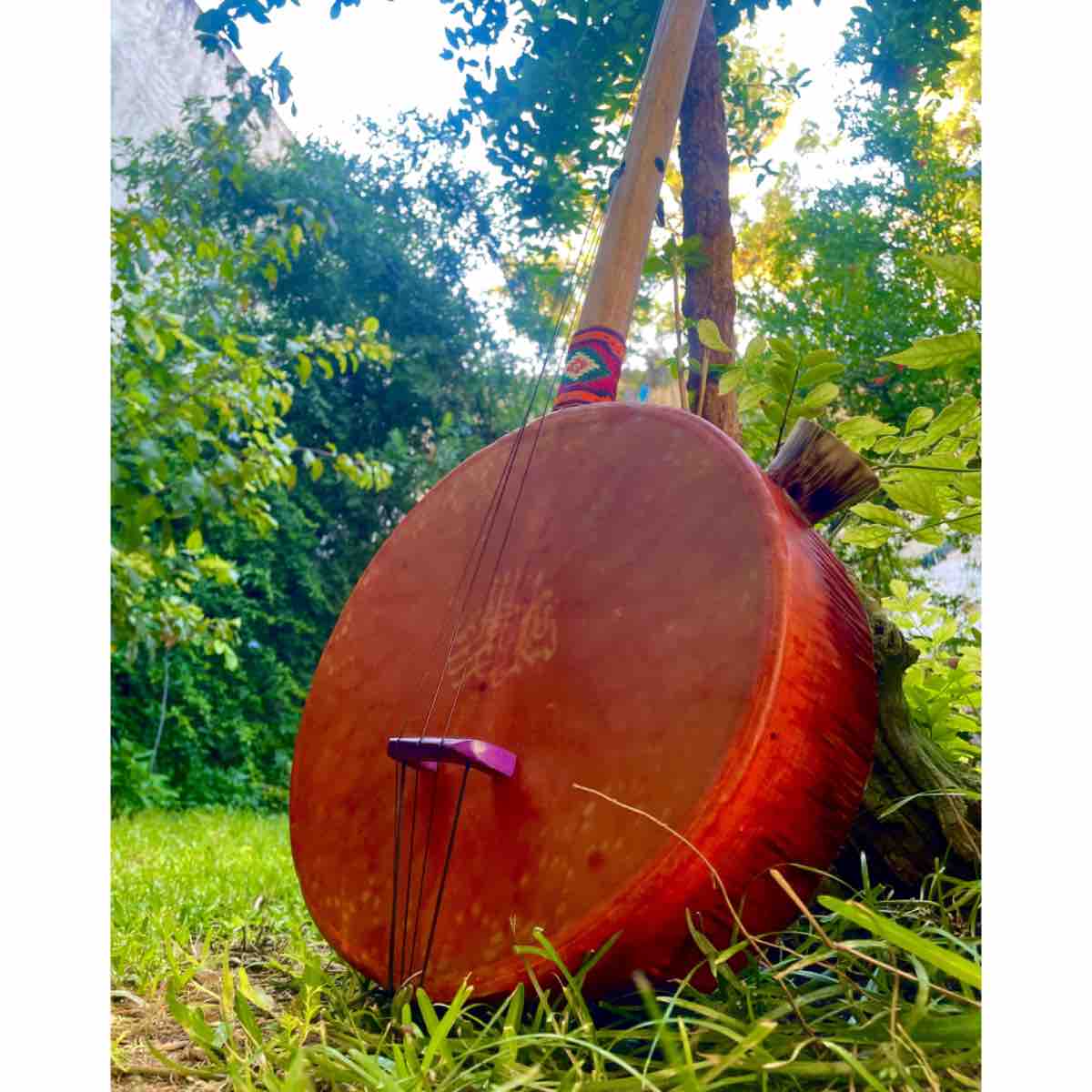Gombri traditionnel fait main instrument de musique artisanal africain en bois et peau naturelle
