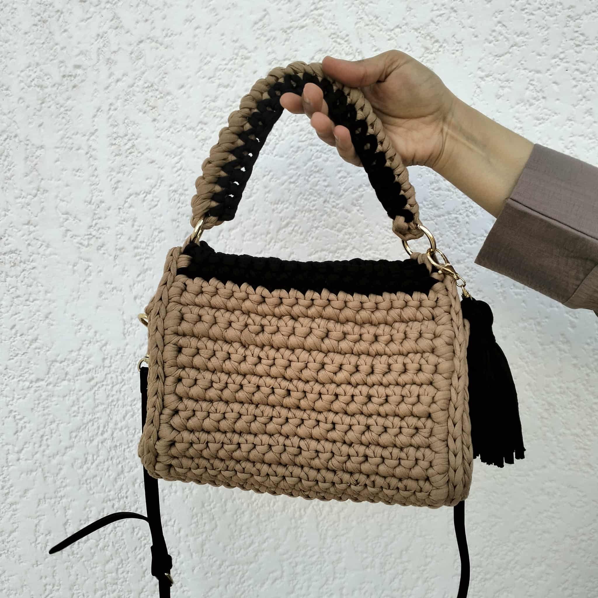 Sac à Main Bicolore Marron Clair et Noir en Crochet – Fil T-Shirt & Bandoulières Cuir Noire et Métal Doré