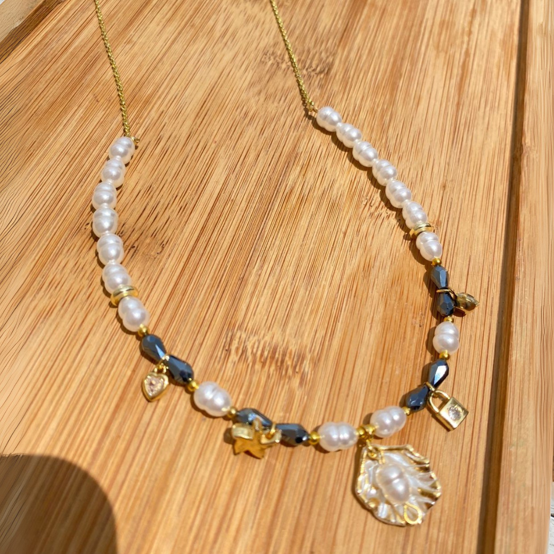 Collier doré fétiches avec perle et pendentifs irrésistible
