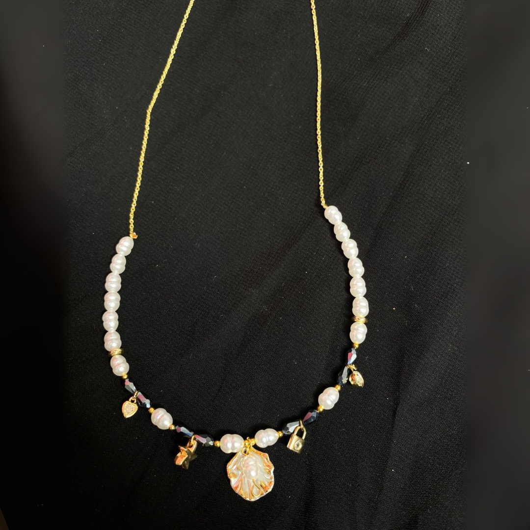 Collier doré fétiches avec perle et pendentifs irrésistible
