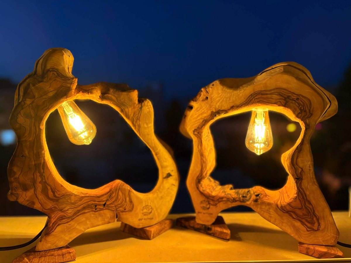 lampe bois artisanale en olivier unique pour un intérieur accueillant