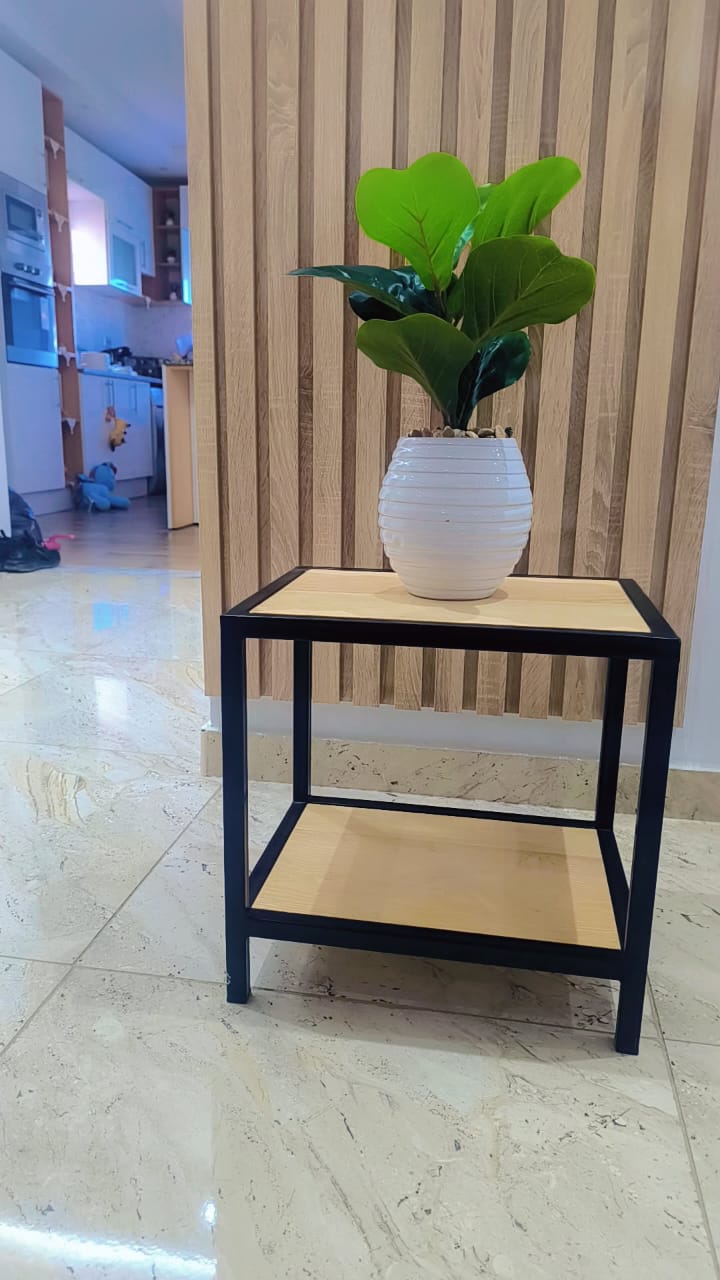 Table basse à deux étages en bois frêne et acier noir (40 × 30 × 40 cm)
