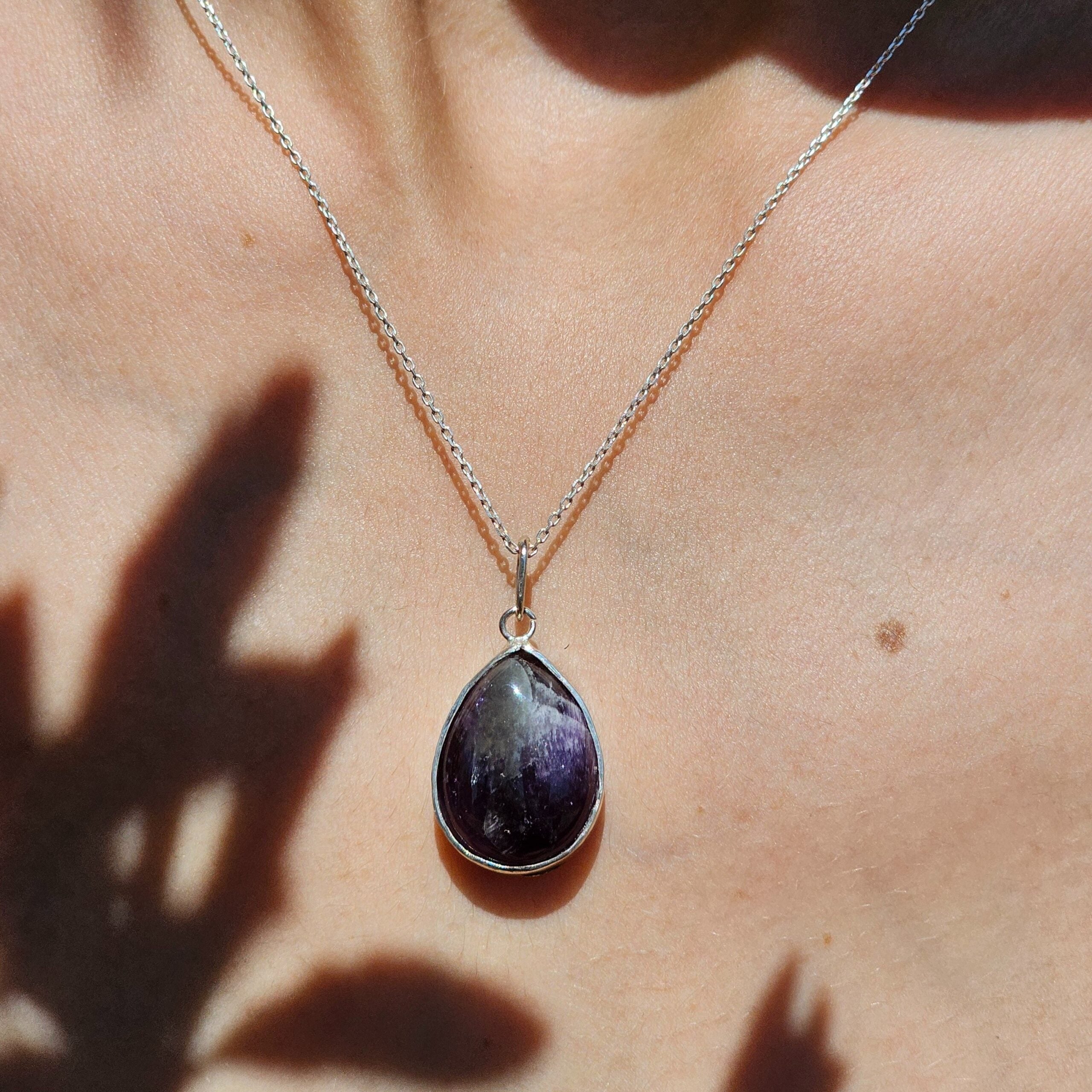 collier en argent 925 sublimé par un pendentif Améthyste naturelle sous forme de goutte
