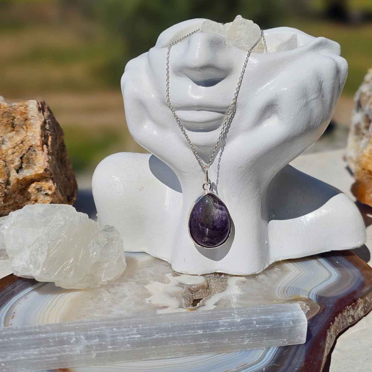 collier en argent 925 sublimé par un pendentif Améthyste naturelle sous forme de goutte