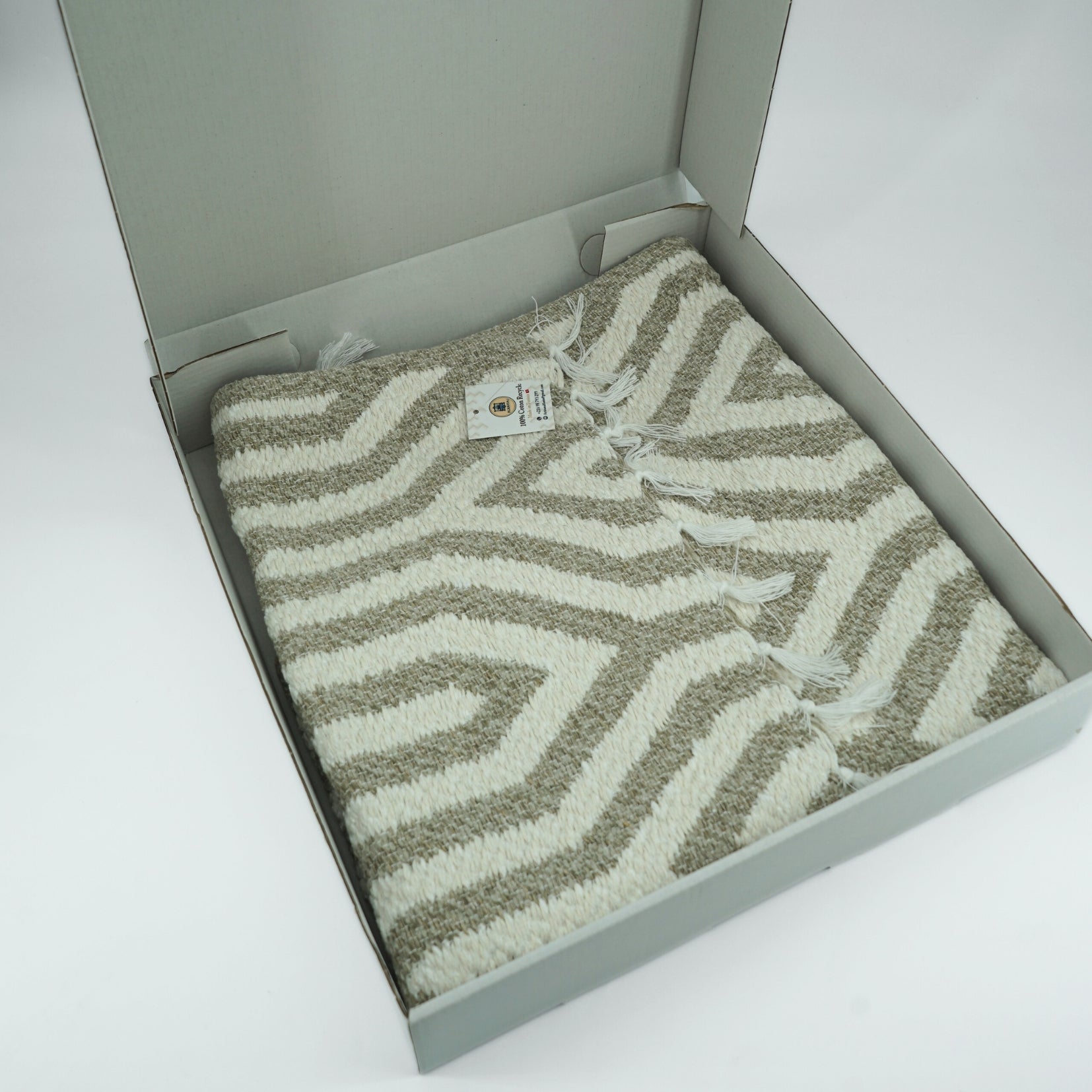 Tapis de bain gris en coton recyclé avec des petites pompons blanches (0.55 * 0.75 m)