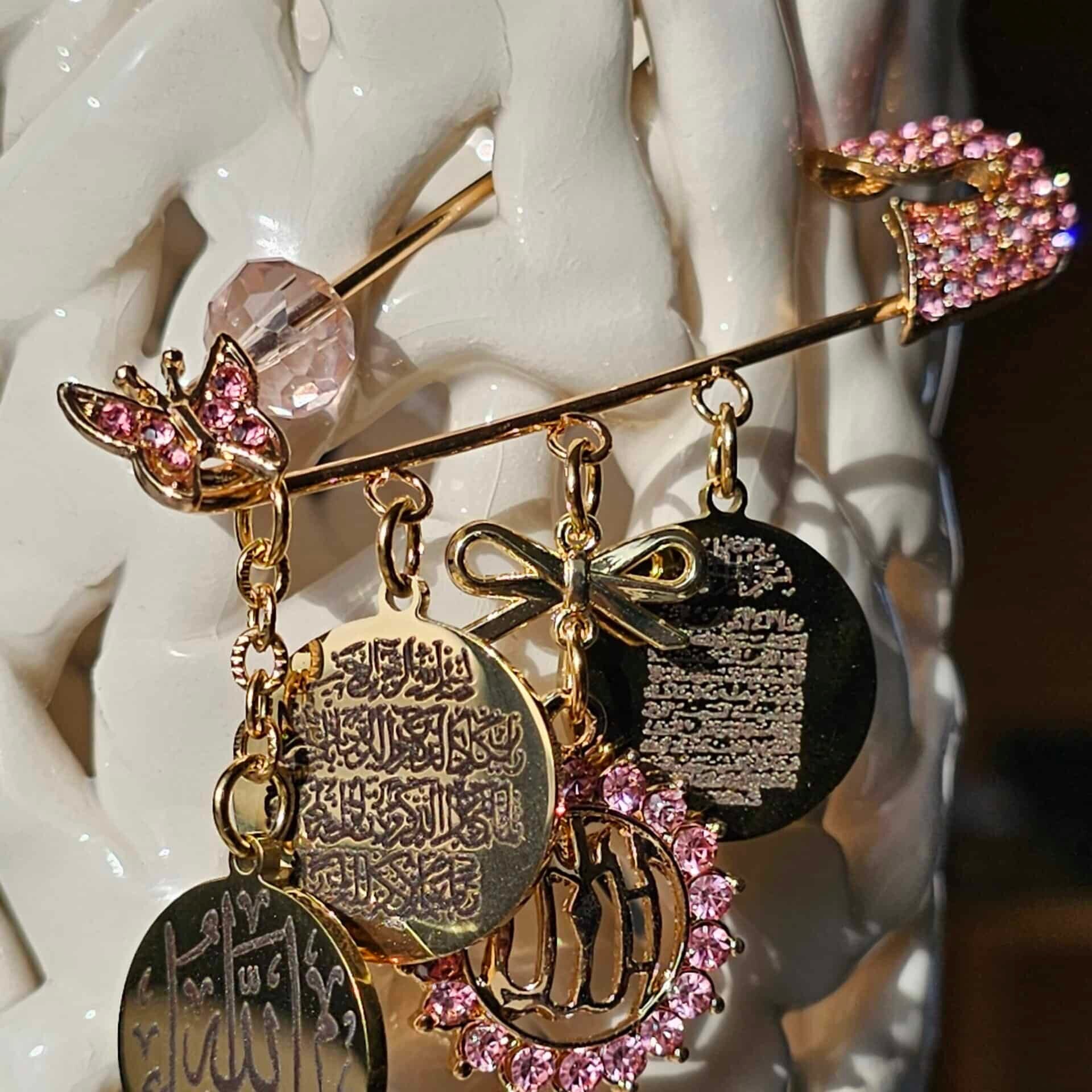 Broche Mashallah Or Plaqué Acier - Éclat Élégant