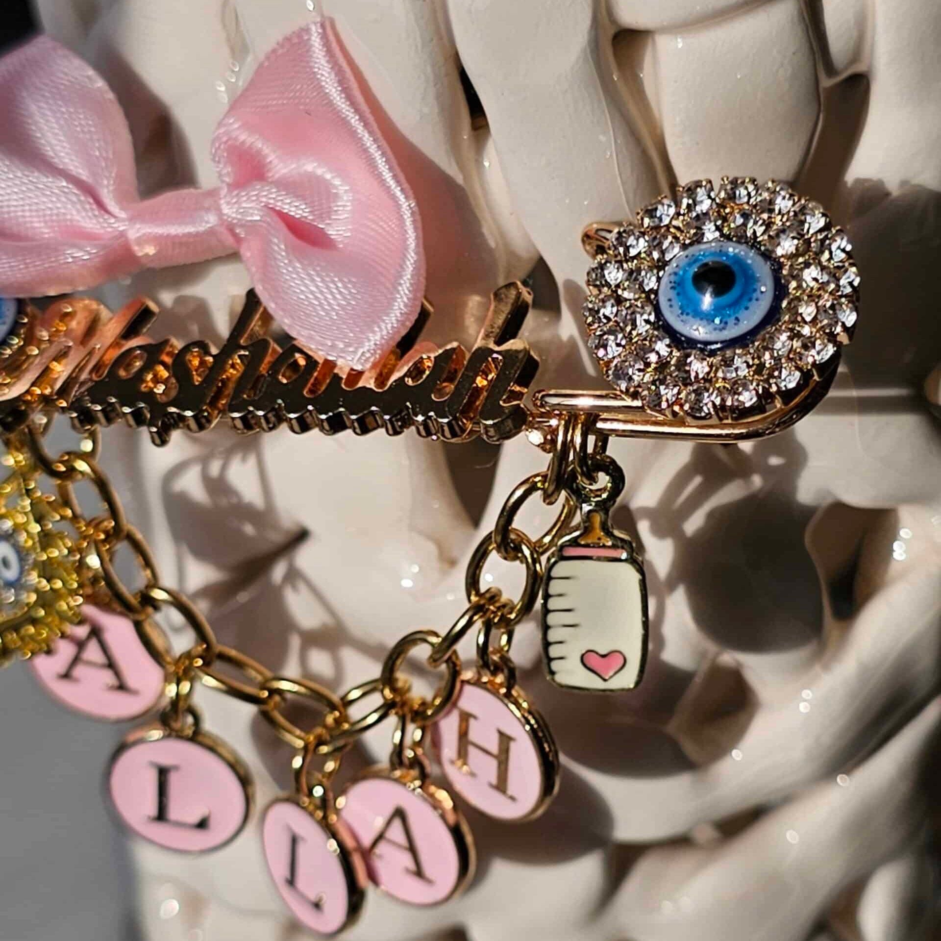 Broche Mashallah pour bébé fille en rose – Acier inoxydable & pierres Cubic Zirconia (7.5 cm)