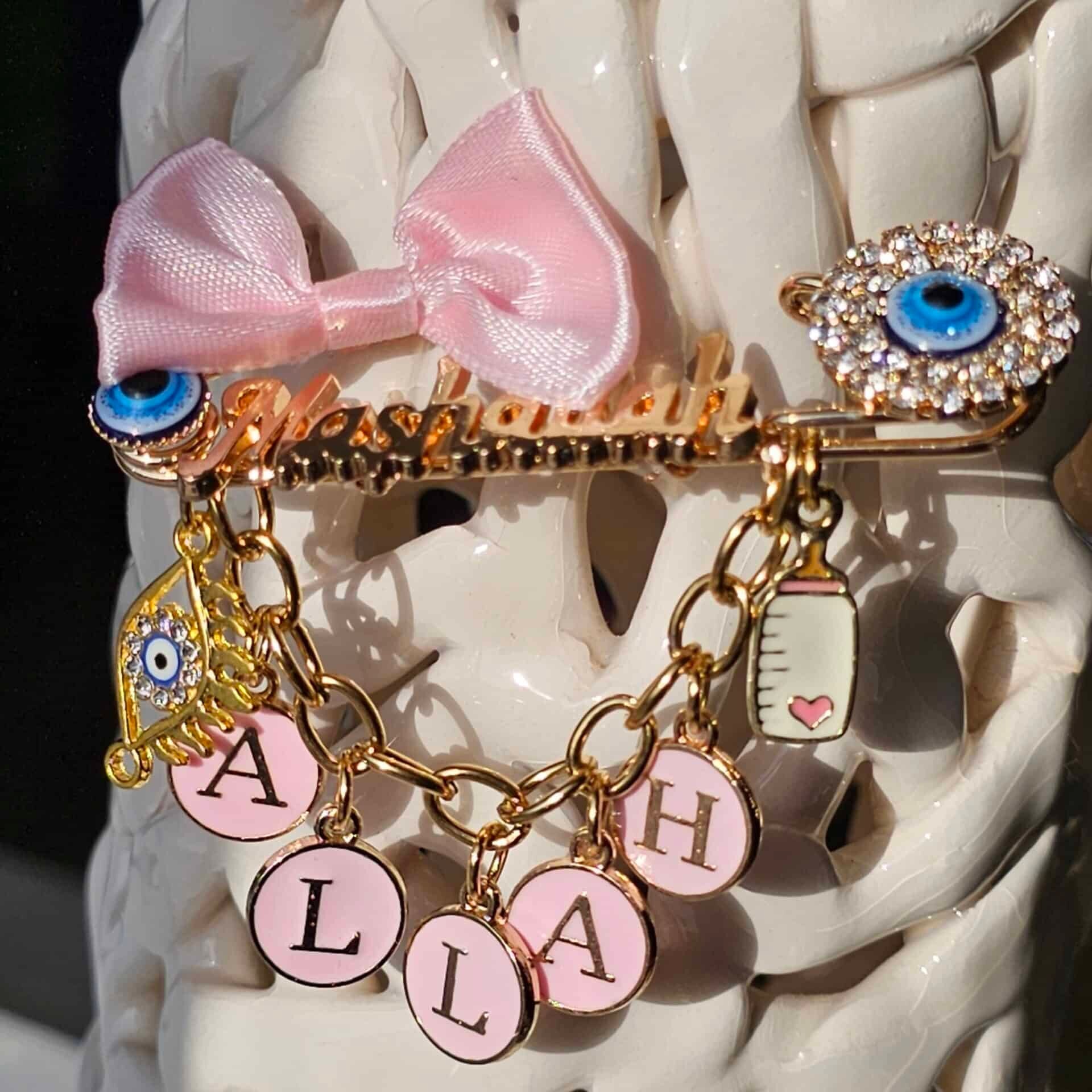 Broche Mashallah pour bébé fille en rose – Acier inoxydable & pierres Cubic Zirconia (7.5 cm)