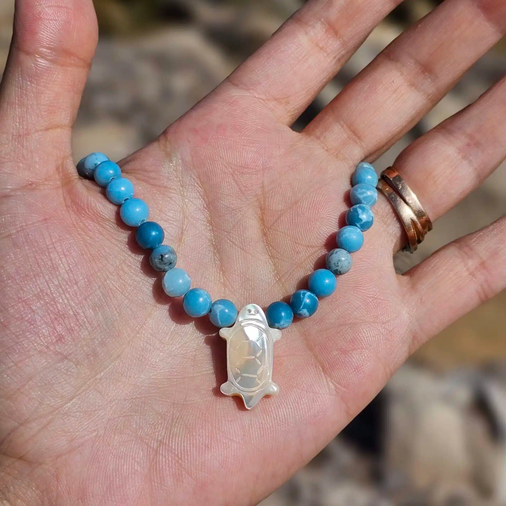 collier apaisant en larimar bleu et nacre artisanale
