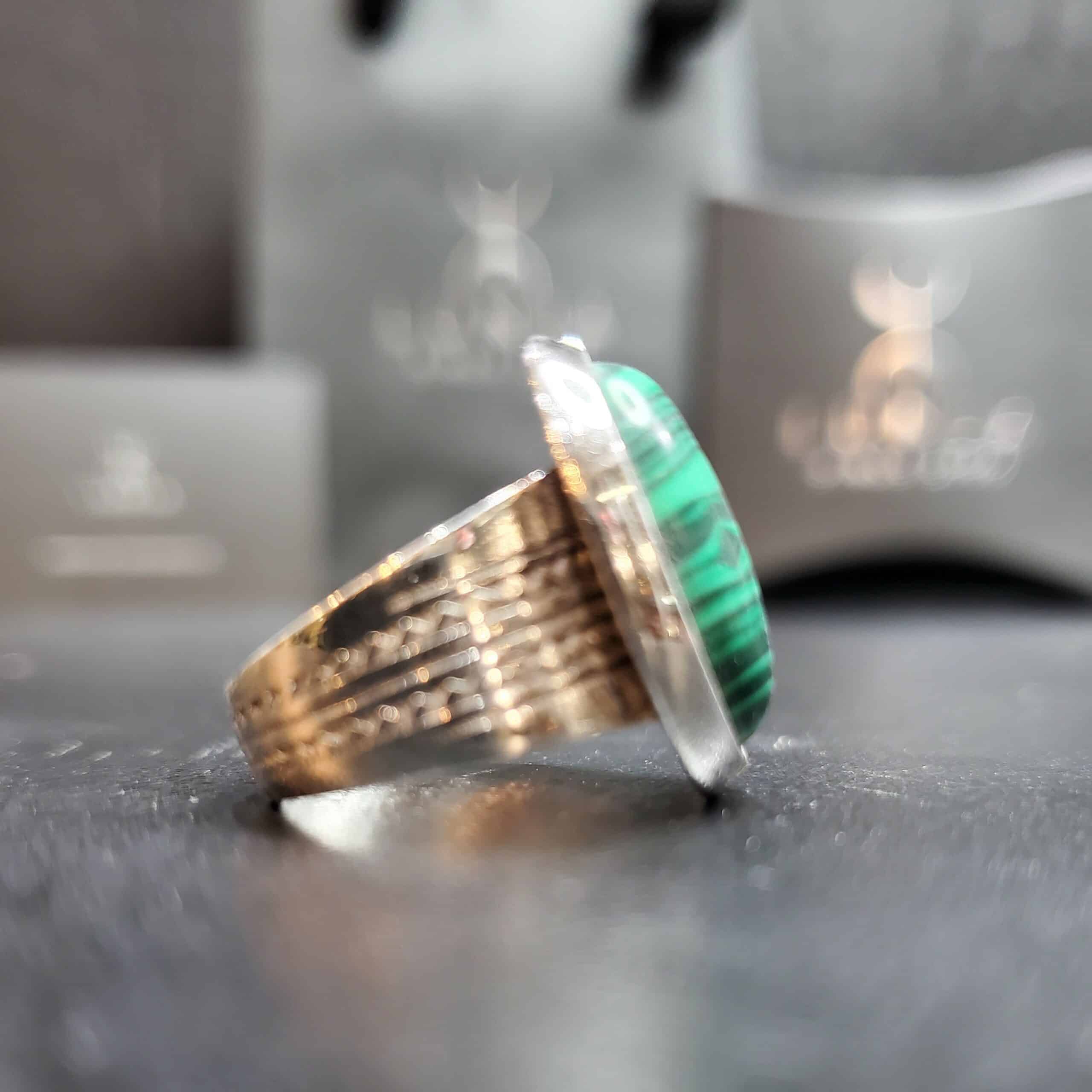 Bague en malachite naturelle sertie en argent massif (Taille 53)