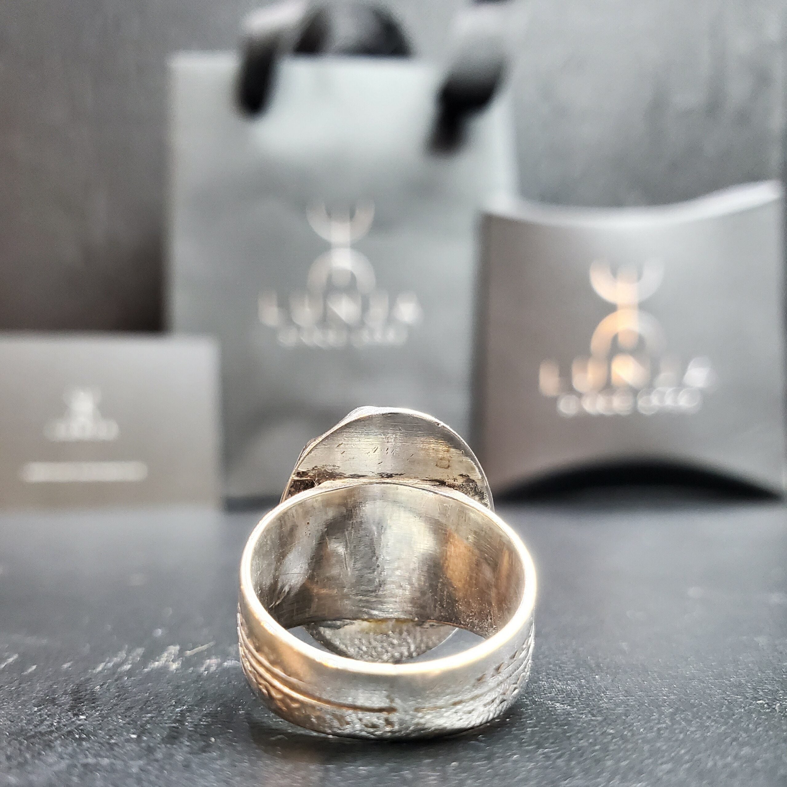 Bague en malachite naturelle sertie en argent massif (Taille 53)