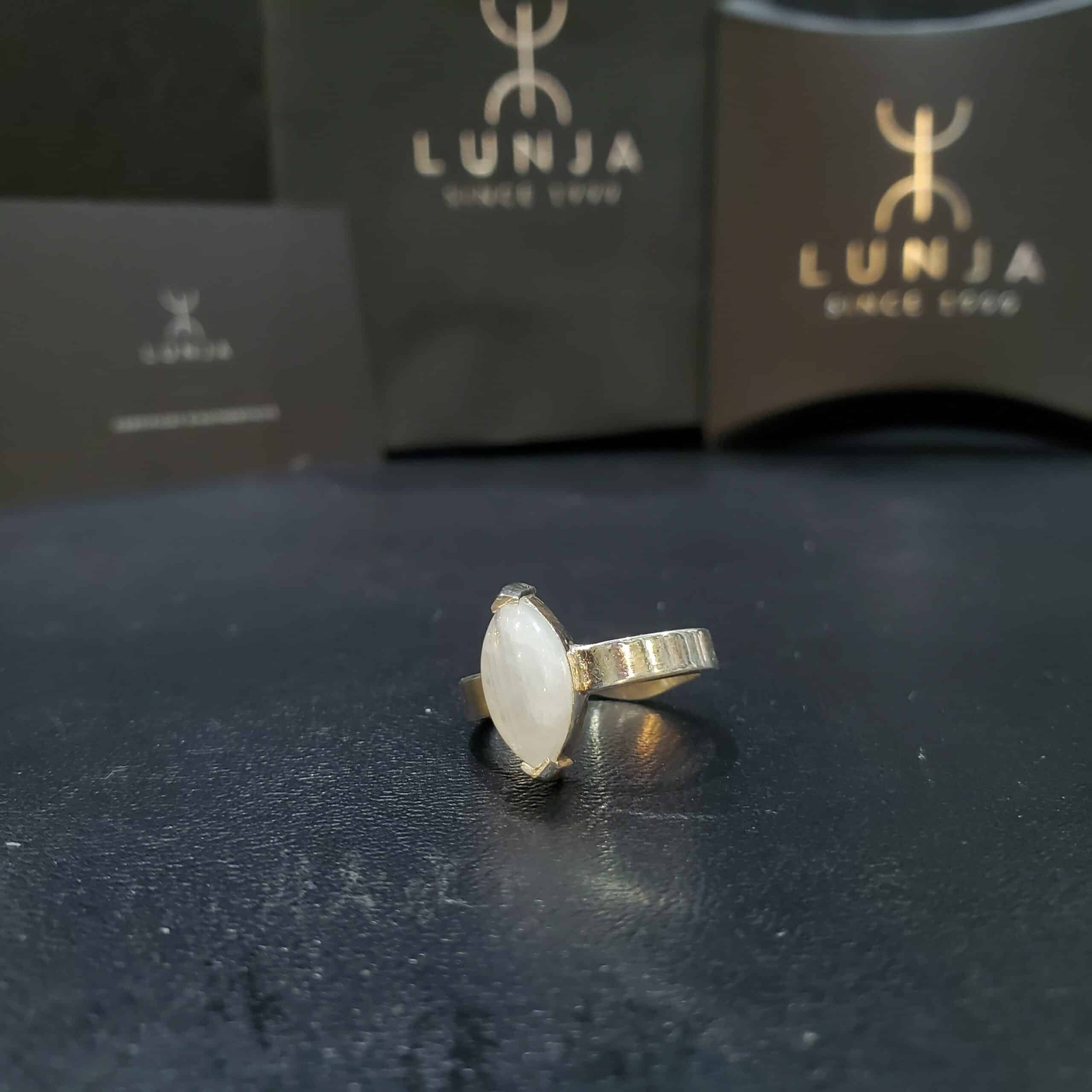 Bague ajustable en argent et pierre de lune naturelle 2,1 carats