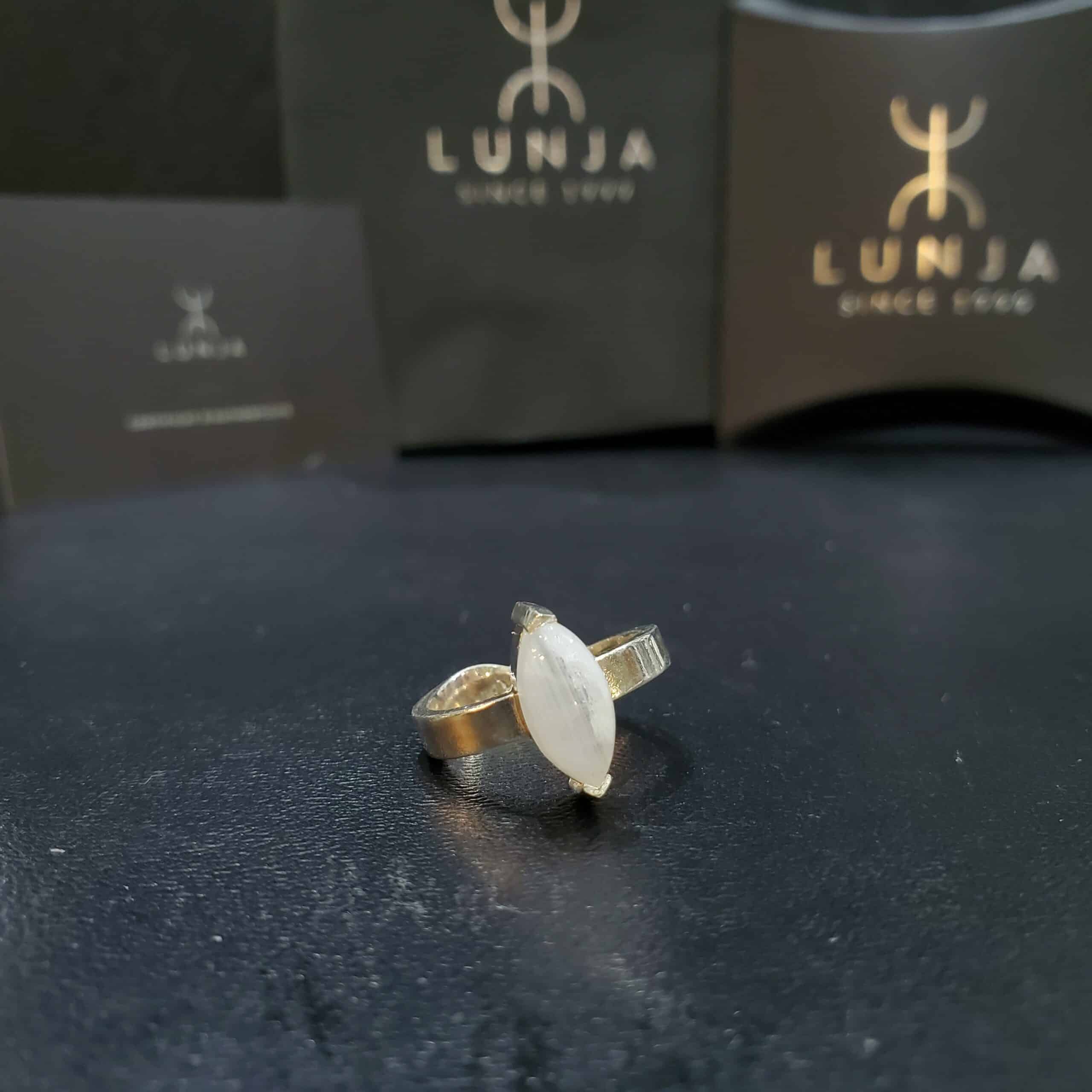 Bague ajustable en argent et pierre de lune naturelle 2,1 carats