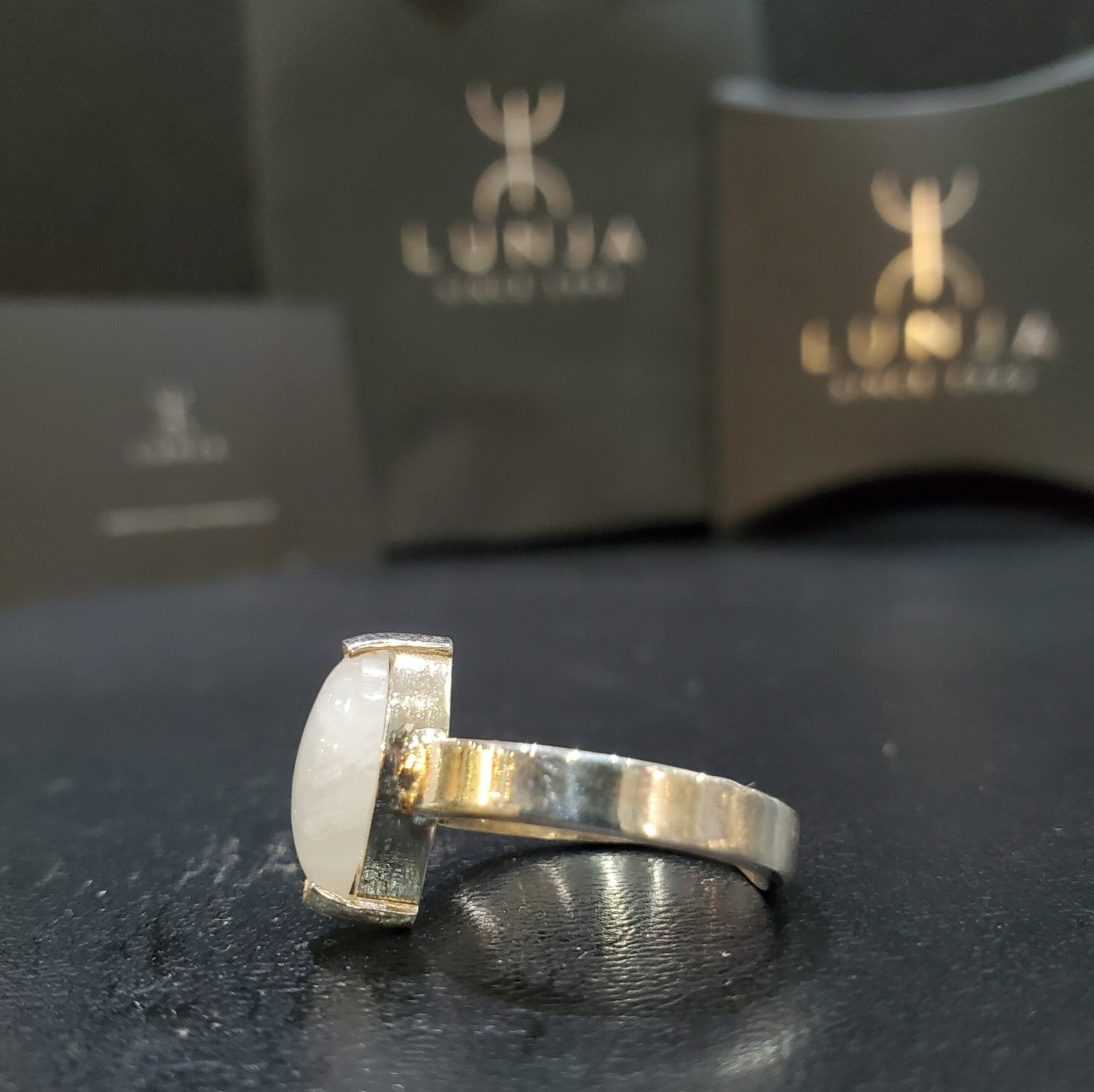 Bague ajustable en argent et pierre de lune naturelle 2,1 carats