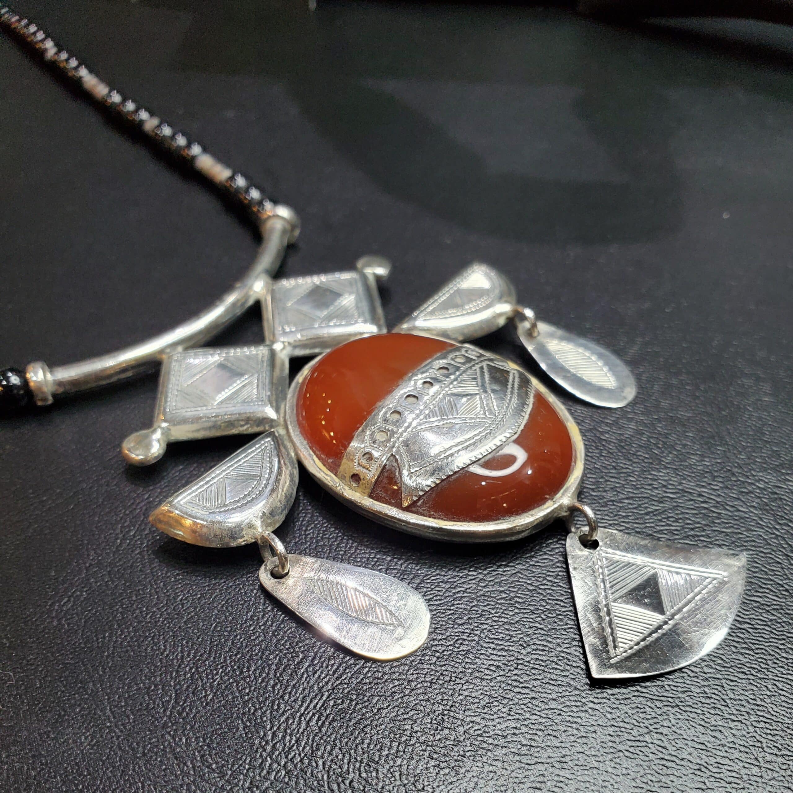 Collier agadez en Cornaline avec détails berbères en argents