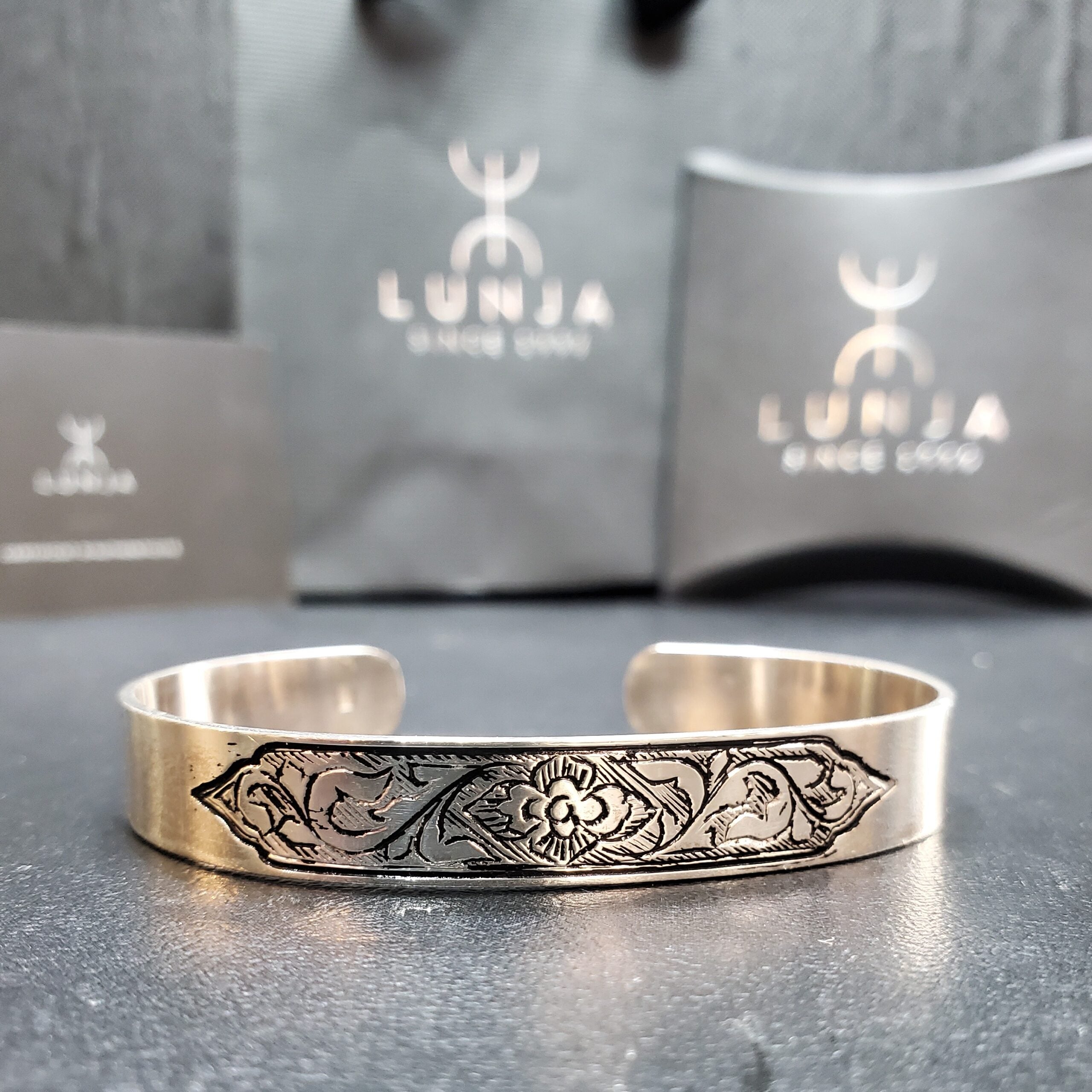 Bracelet argent Jonc avec une gravure berbère pour femme