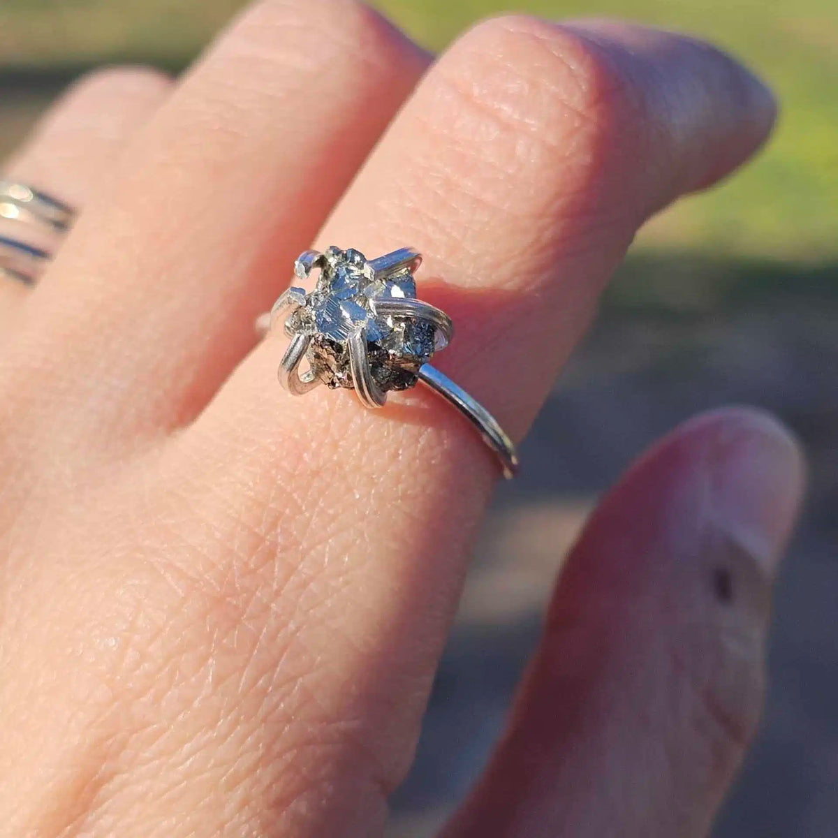 Bague en argent ajustable avec petite pyrite cubique brute - Élégance artisanale