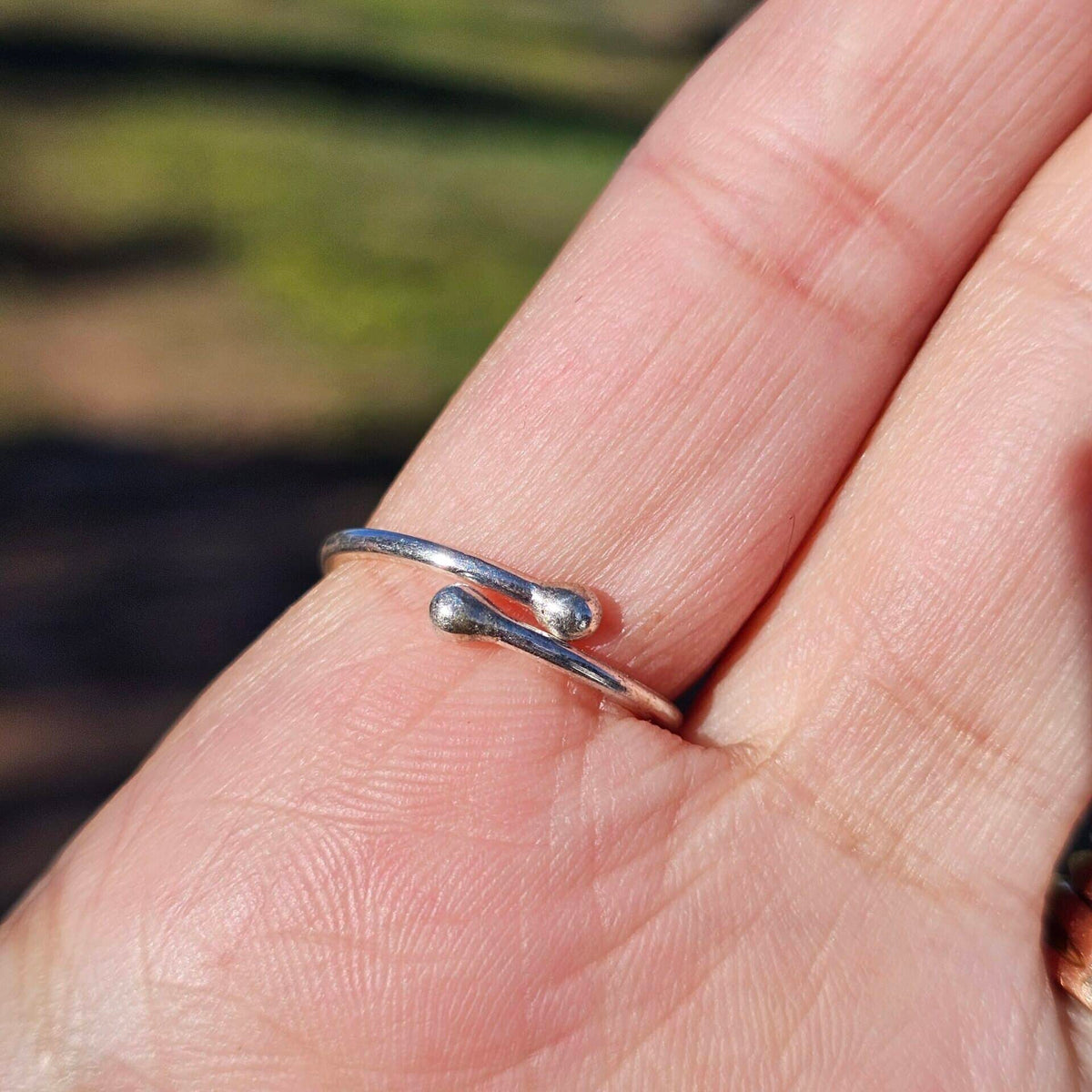 Bague en argent ajustable avec petite pyrite cubique brute - Élégance artisanale
