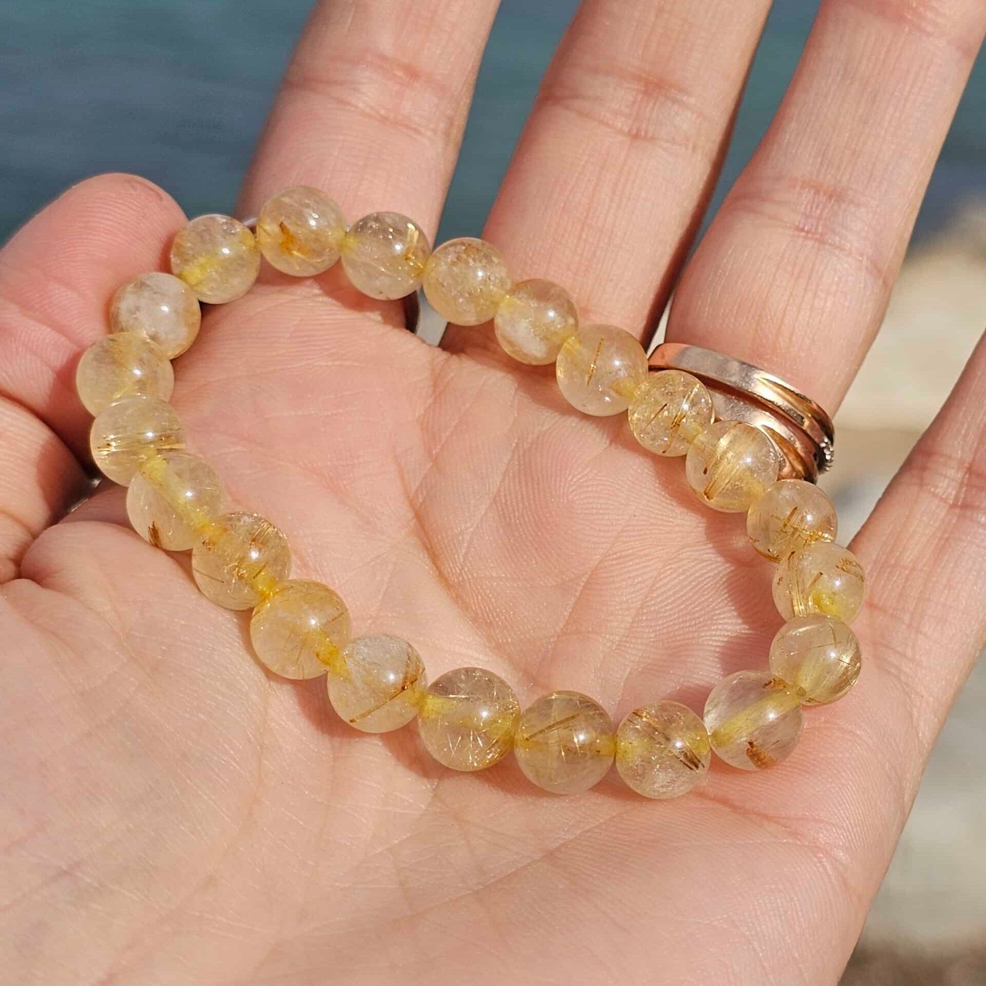 Bracelet élastique en Quartz Rutile Doré – Boules de 6 mm – Ajustable (17 à 19 cm)