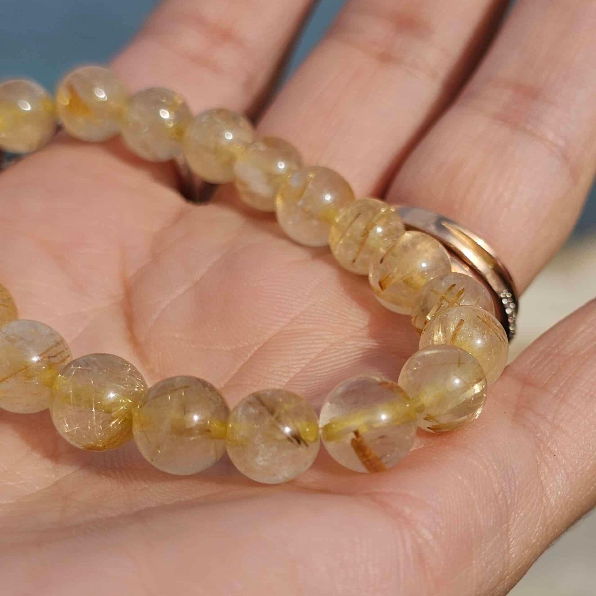 Bracelet élastique en Quartz Rutile Doré – Boules de 6 mm – Ajustable (17 à 19 cm)