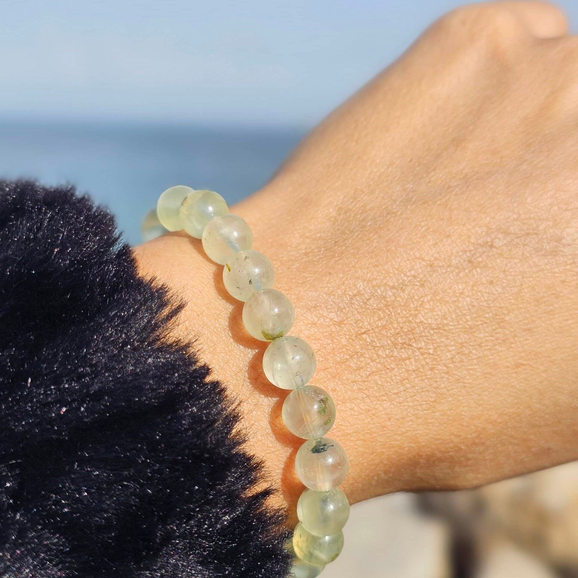 Bracelet élastique en Préhnite – Pierres naturelles 6 mm – Ajustable (17 à 19 cm)