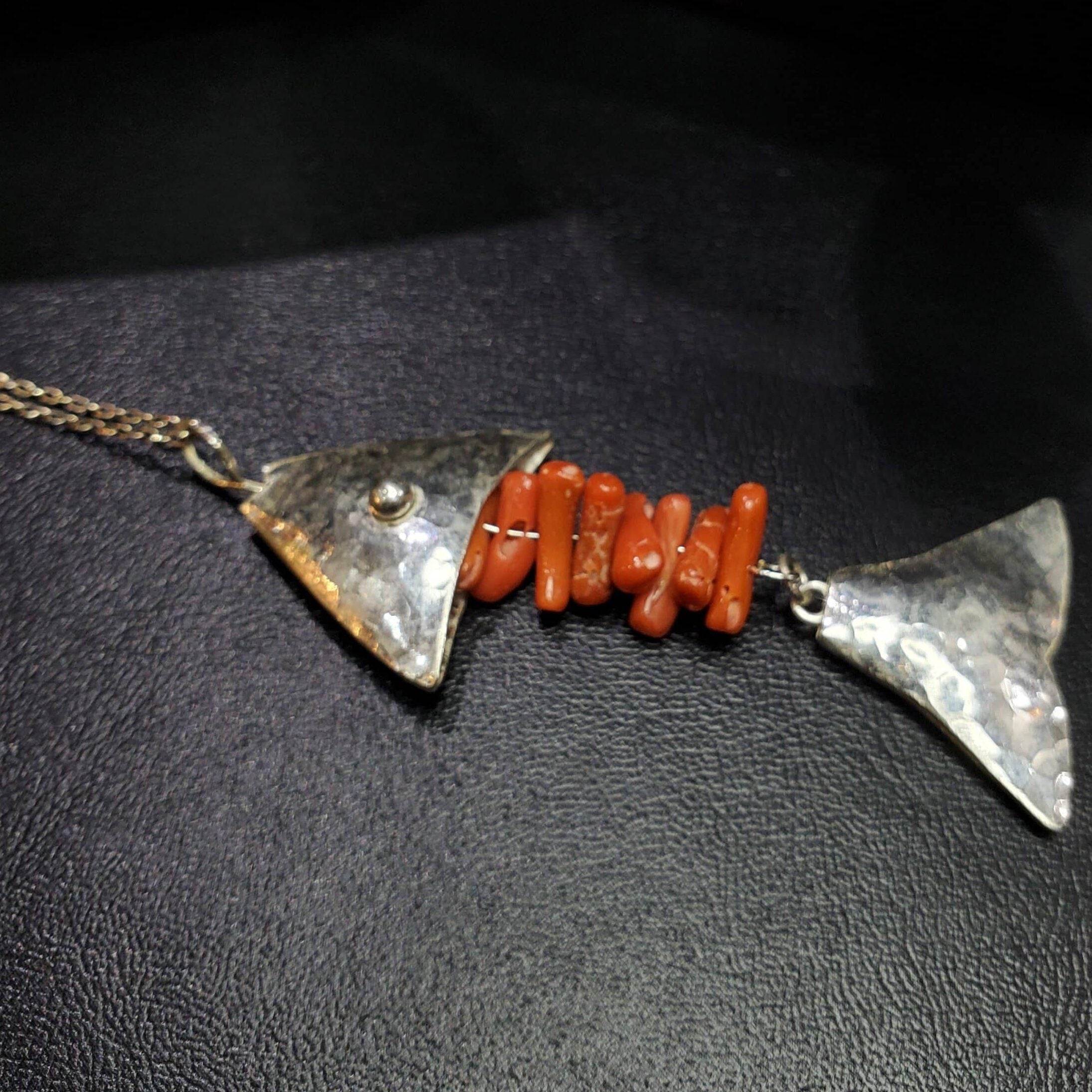 Collier avec pendentif poisson et corail en argent 850 - (Tailles Moyenne et Grande)