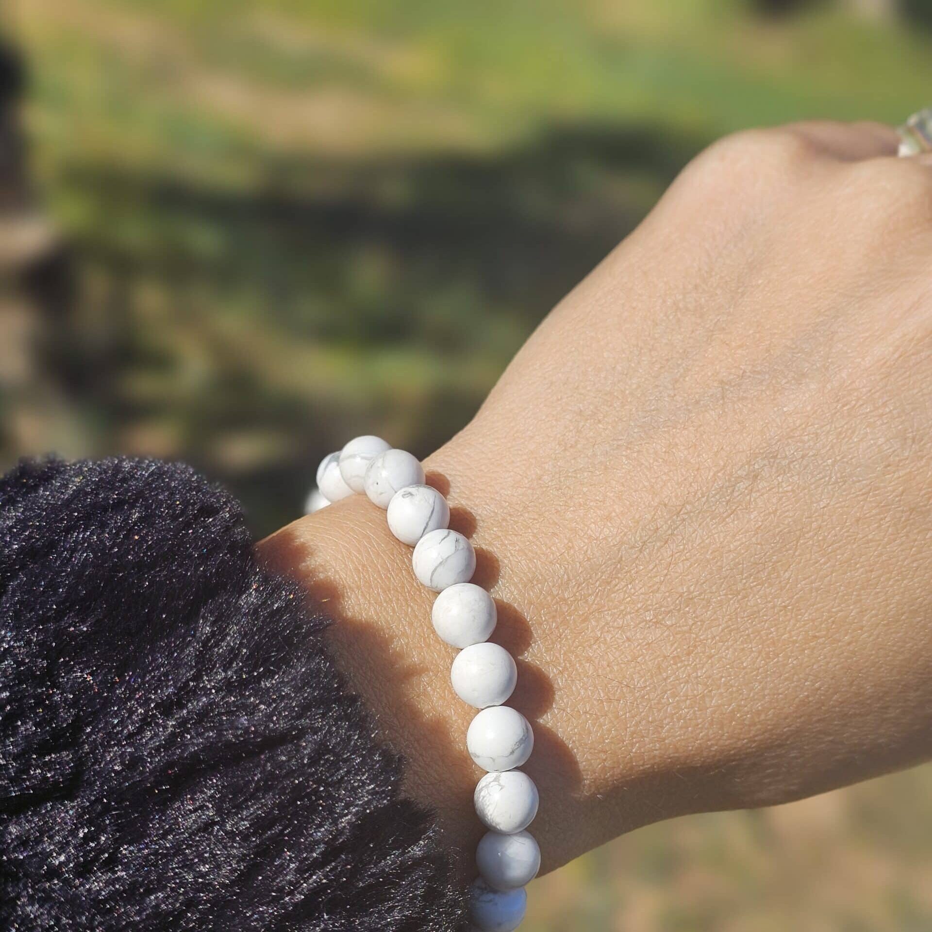 Bracelet élastique en Howlite – Boules de 6 mm – Ajustable (17 à 19 cm)