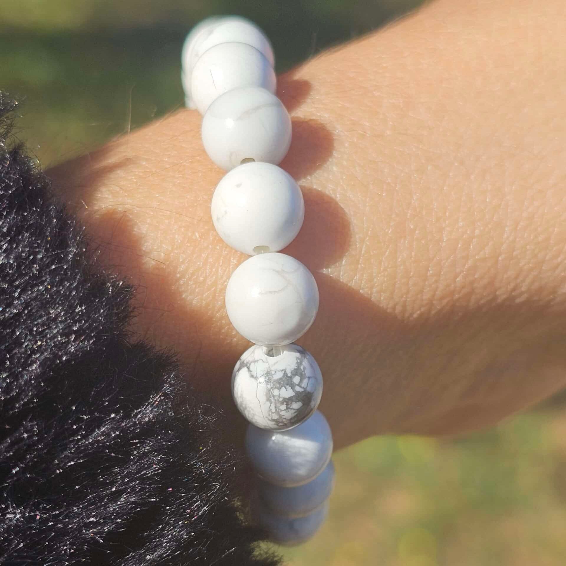 Bracelet élastique en Howlite – Boules de 6 mm – Ajustable (17 à 19 cm)