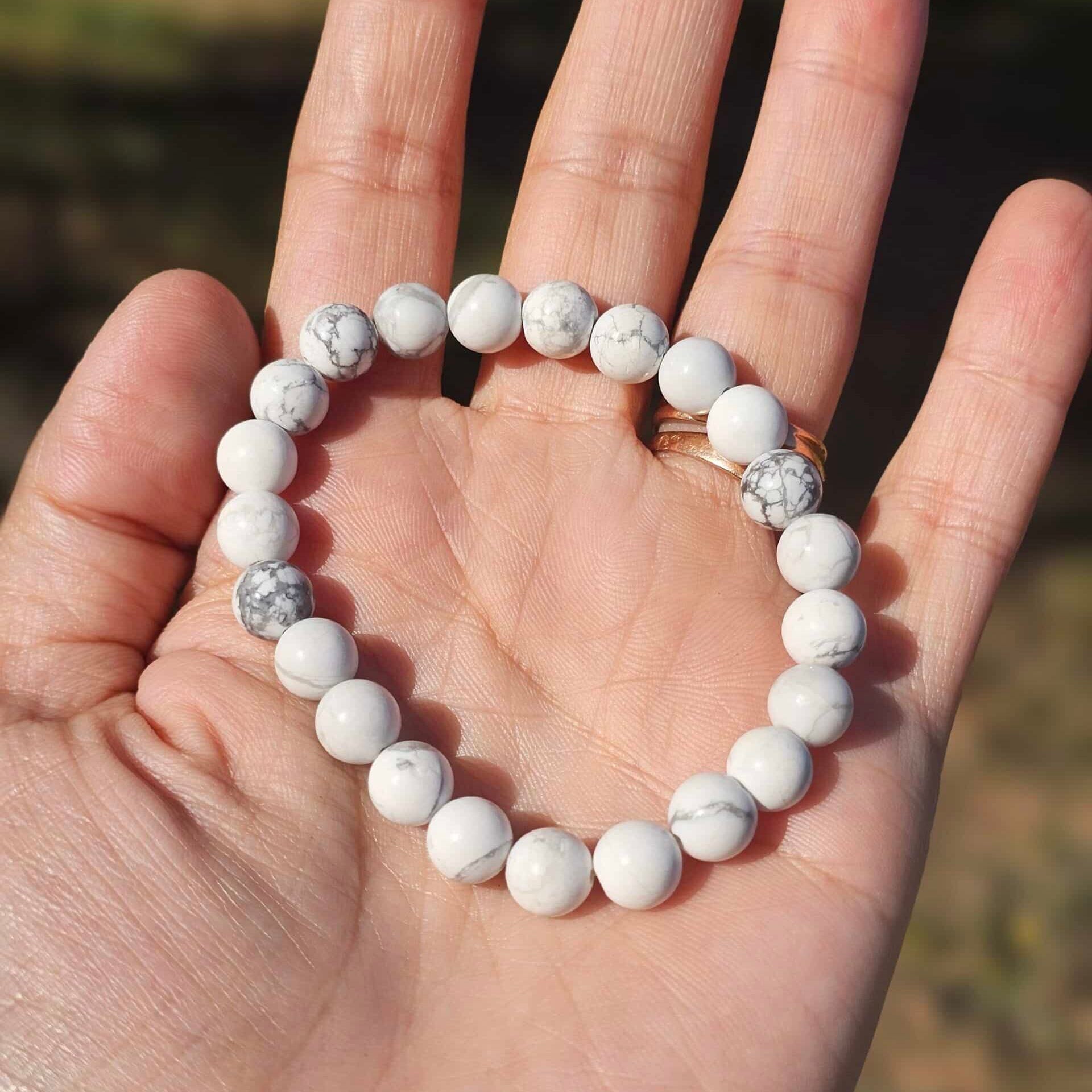 Bracelet élastique en Howlite – Boules de 6 mm – Ajustable (17 à 19 cm)