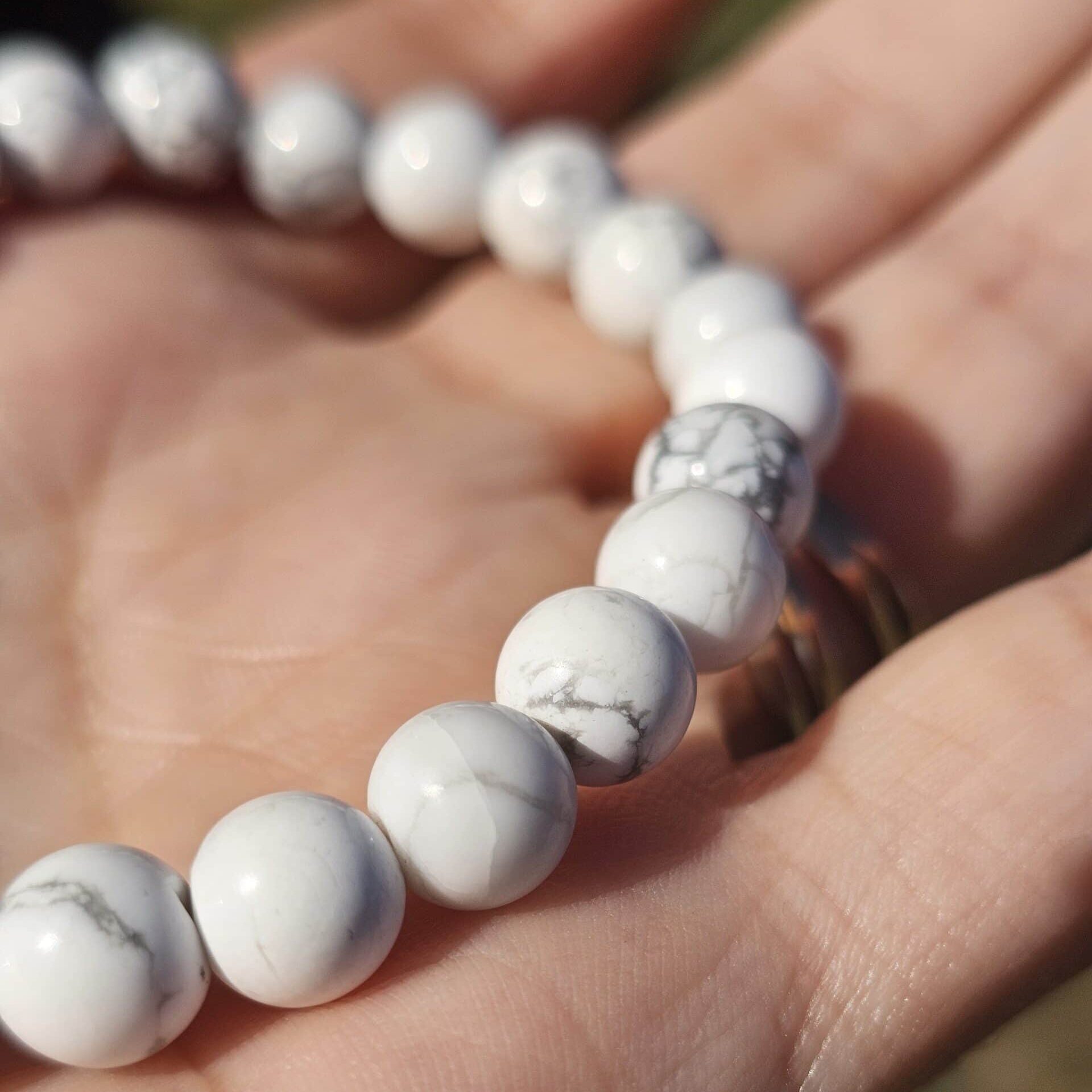 Bracelet élastique en Howlite – Boules de 6 mm – Ajustable (17 à 19 cm)