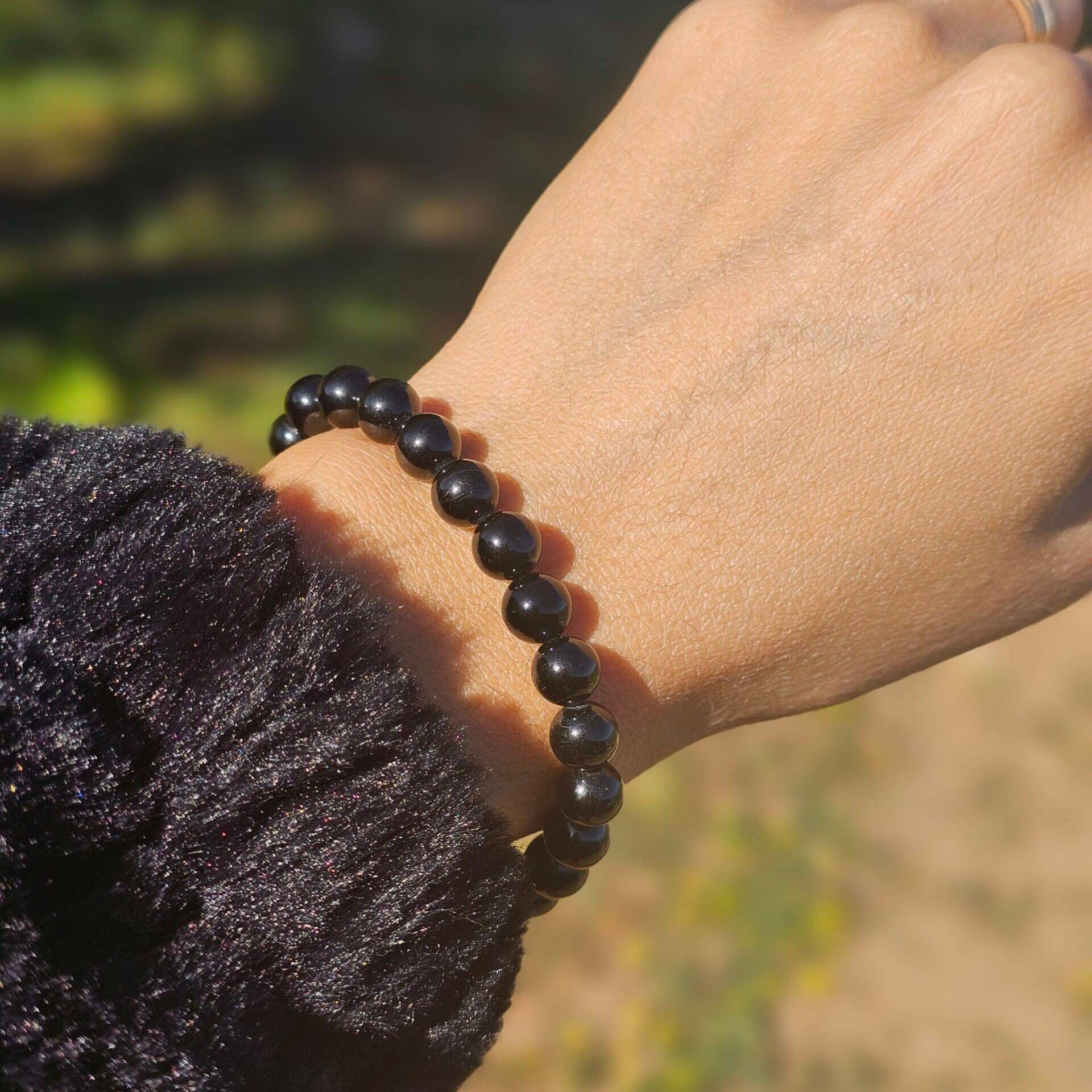 Bracelet élastique en Tourmaline Noire – Boules de 6 mm – Ajustable (19 à 21 cm)