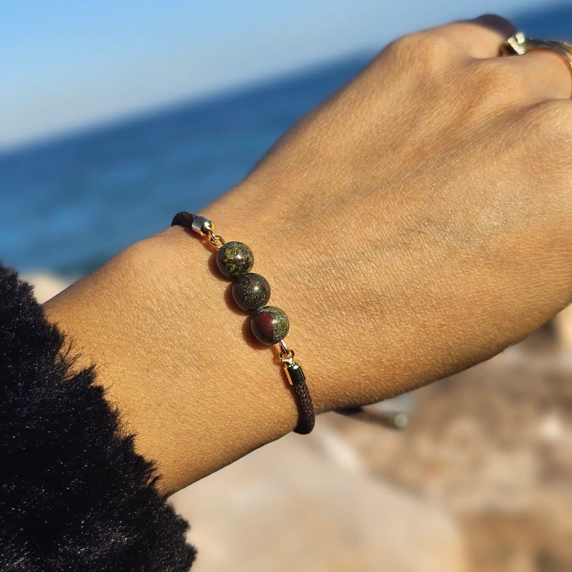 Bracelet ajustable en fil marron avec 3 boules en Dragon Bloodstone
