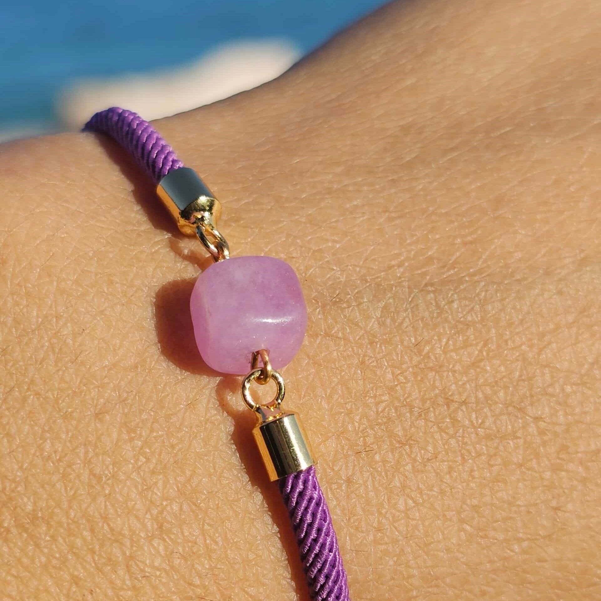 Bracelet ajustable en fil violet avec pierre d’Améthyste carrée